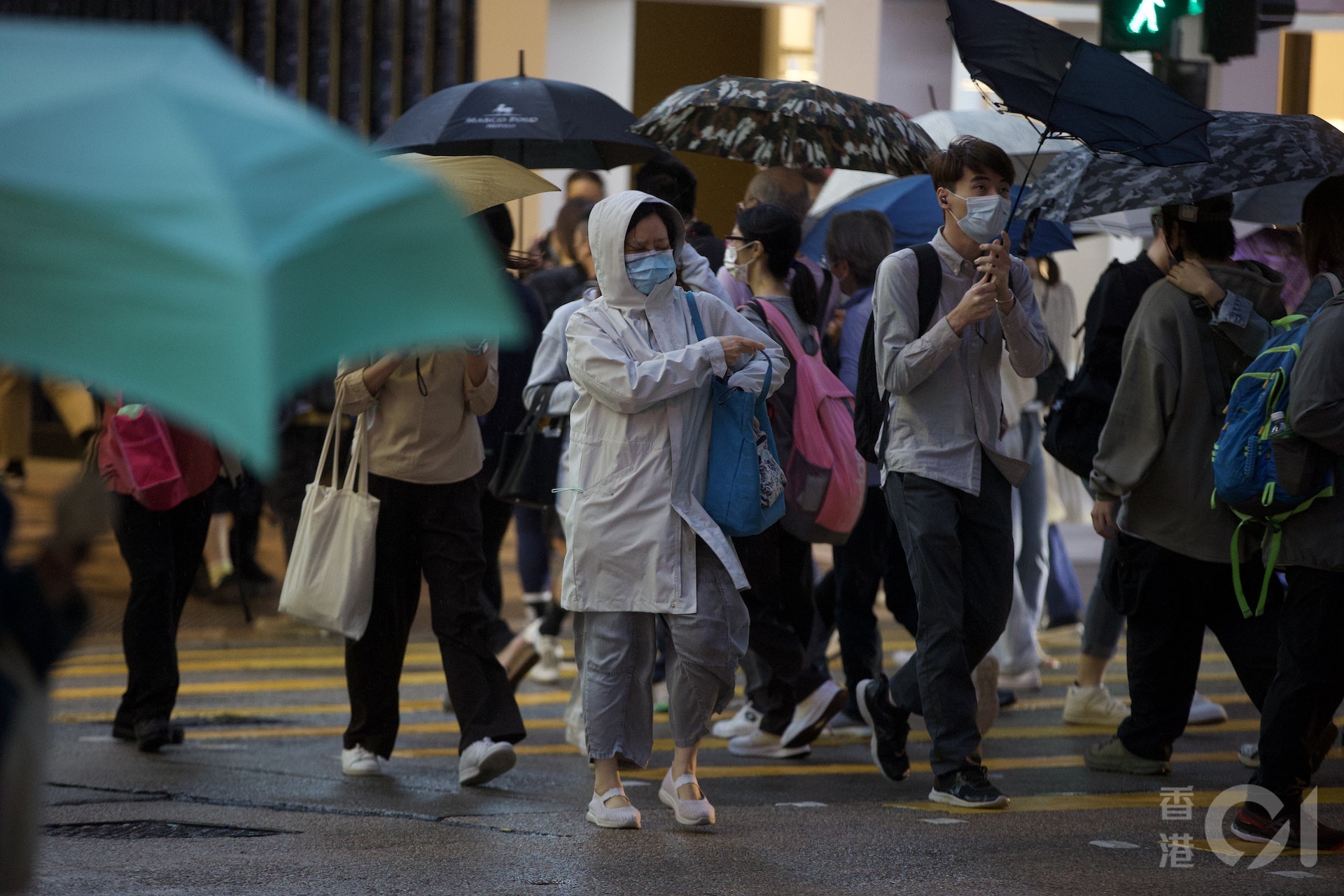 尼格風球 預告發8號風球中小學全日停課大學生無份 慘過返工 尼格風球 預告發8號風球中小學全日停課大學生無份 慘過返工