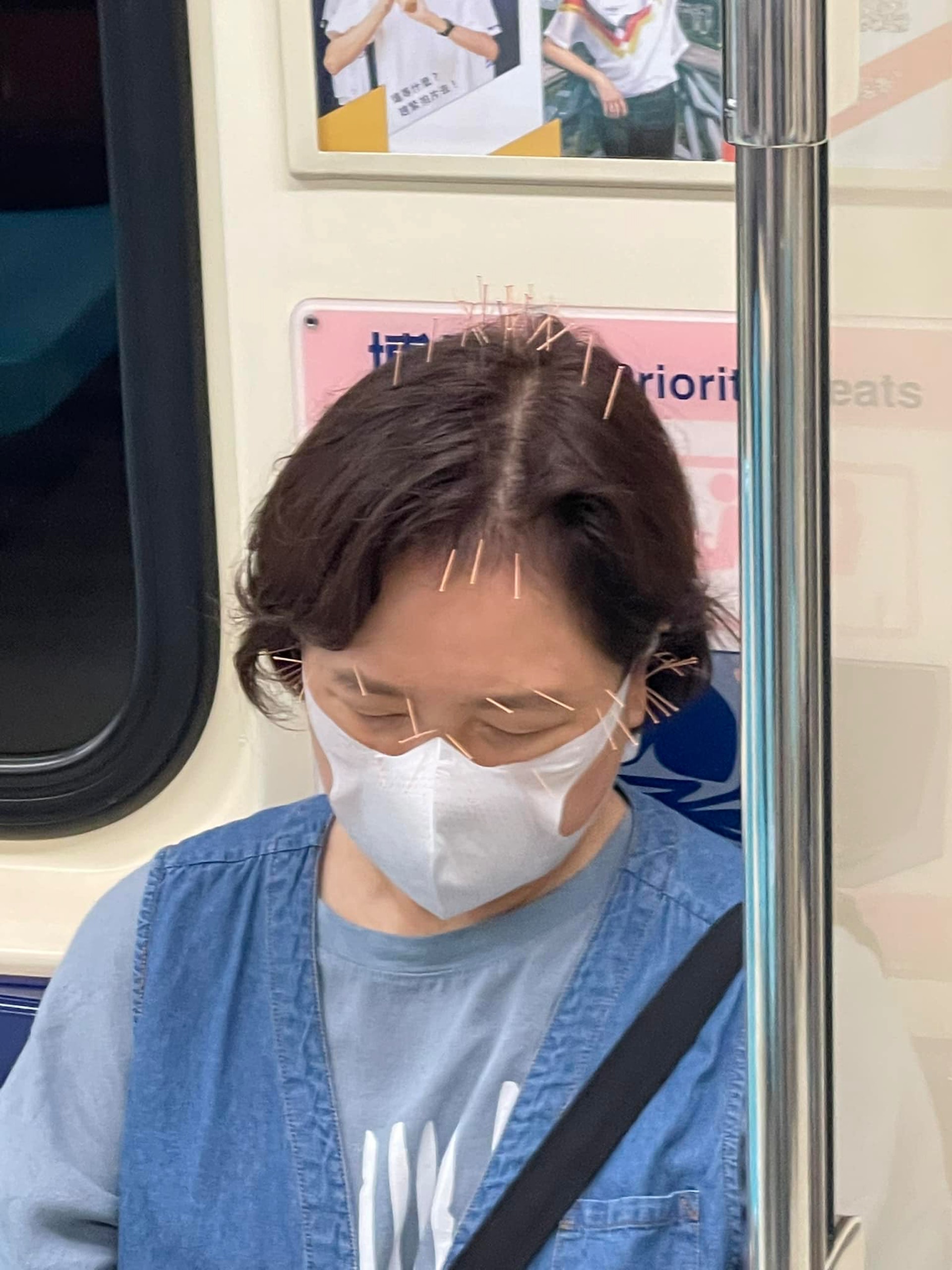 近來網上流傳一張照片，一名婦人頭上和臉上都扎滿了針，搭乘台北捷運坐在博愛座上淡定織毛衣。（Facebook / @路上觀察學院）