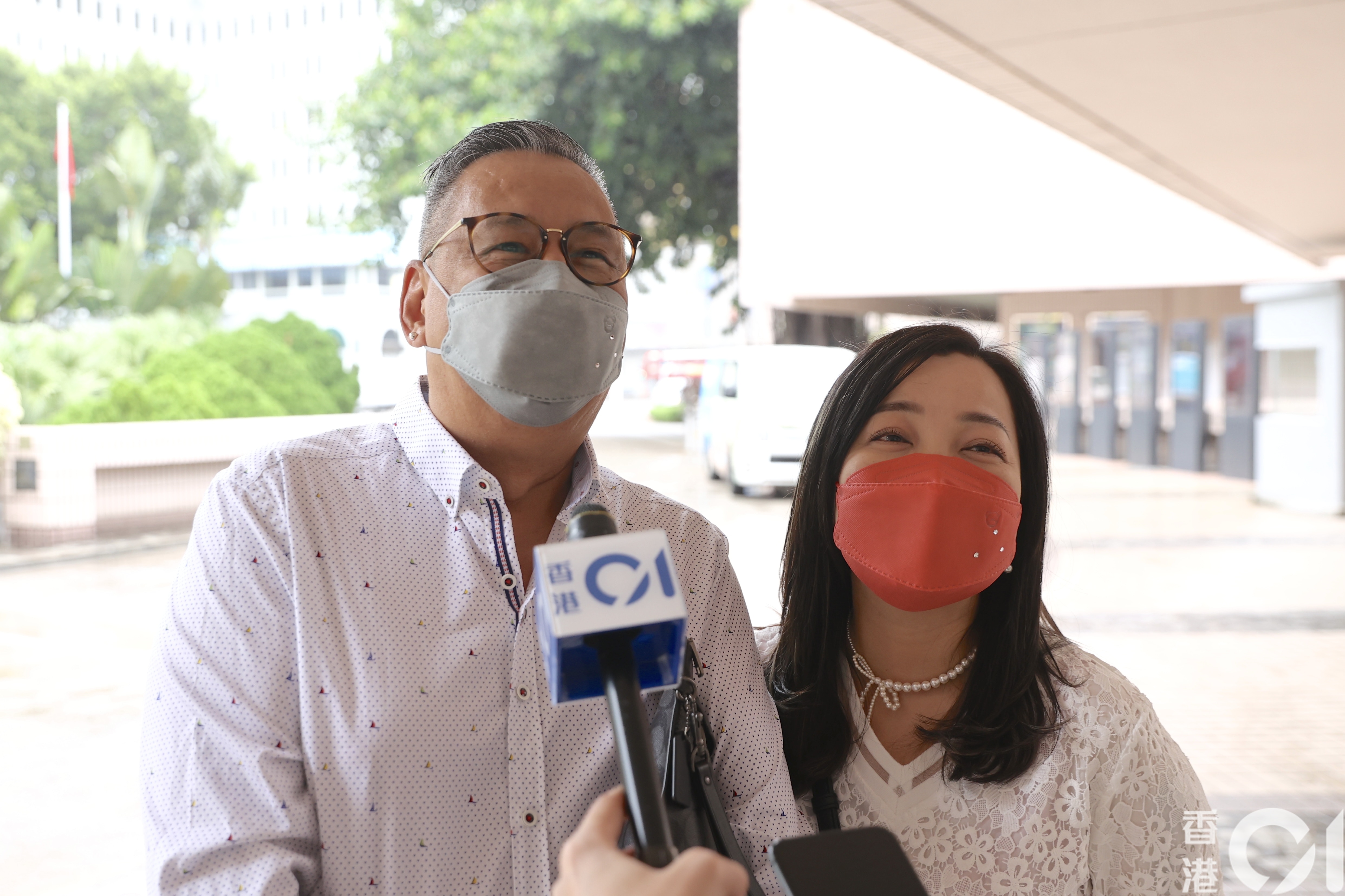 「新人」林生及林太原定下午簽紙，獲註冊處安排提早辦理結婚手續，兩人笑言「打風都打唔甩」。（盧翊銘攝）