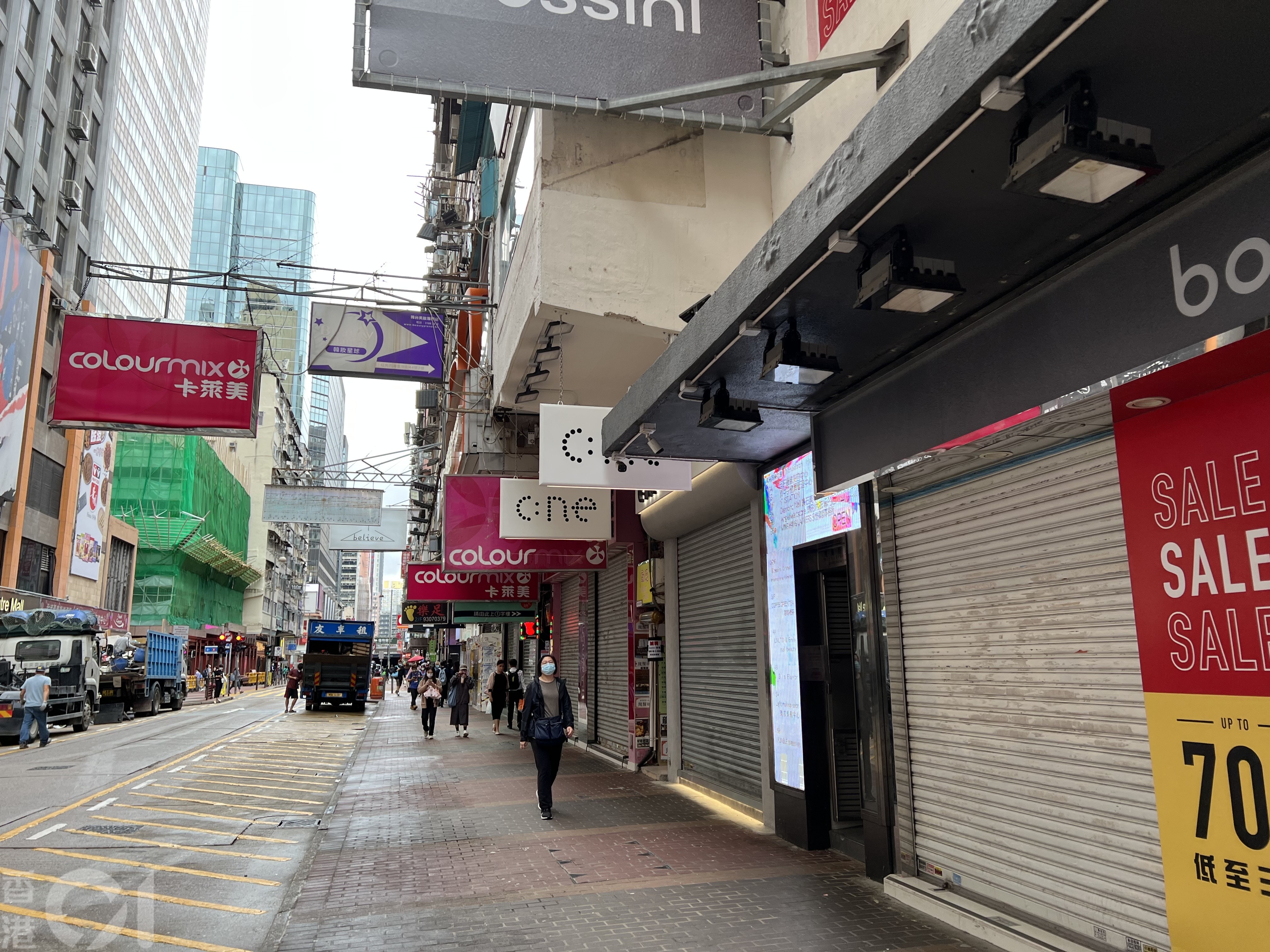 天文台於下午1:40分改發八號西北烈風或暴風信號，朗豪坊、旺角彌敦道及西洋菜南街一帶不少商舖早已關門落閘。（馬煒傑攝）