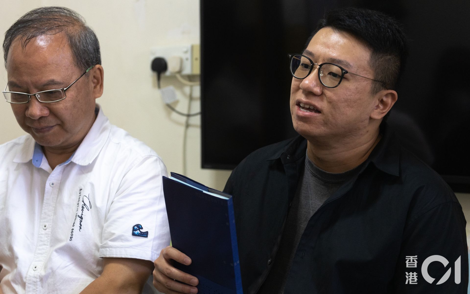 《午夜男喃——香港男性性工作者口述歷史》訪問包括David(左)在內的八名男性性工作者,整理他們的私人經歷。午夜藍總幹事倪德健(右)表示,午夜藍服務男性性工作者15年,與社群建立親密聯繫,冀文字留存故事。(余俊亮攝) 《午夜男喃——香港男性性工作者口述歷史》訪問包括David(左)在內的八名男性性工作者,整理他們的私人經歷。午夜藍總幹事倪德健(右)表示,午夜藍服務男性性工作者15年,與社群建立親密聯繫,冀文字留存故事。(余俊亮攝)