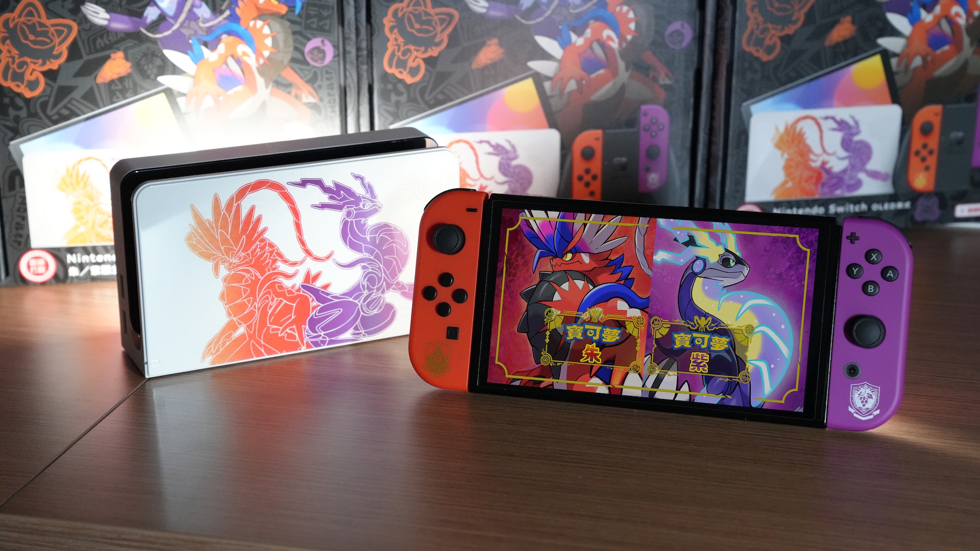 寶可夢朱/紫 Switch OLED 主機開箱(鍾世傑 攝) 寶可夢朱/紫 Switch OLED 主機開箱(鍾世傑 攝)