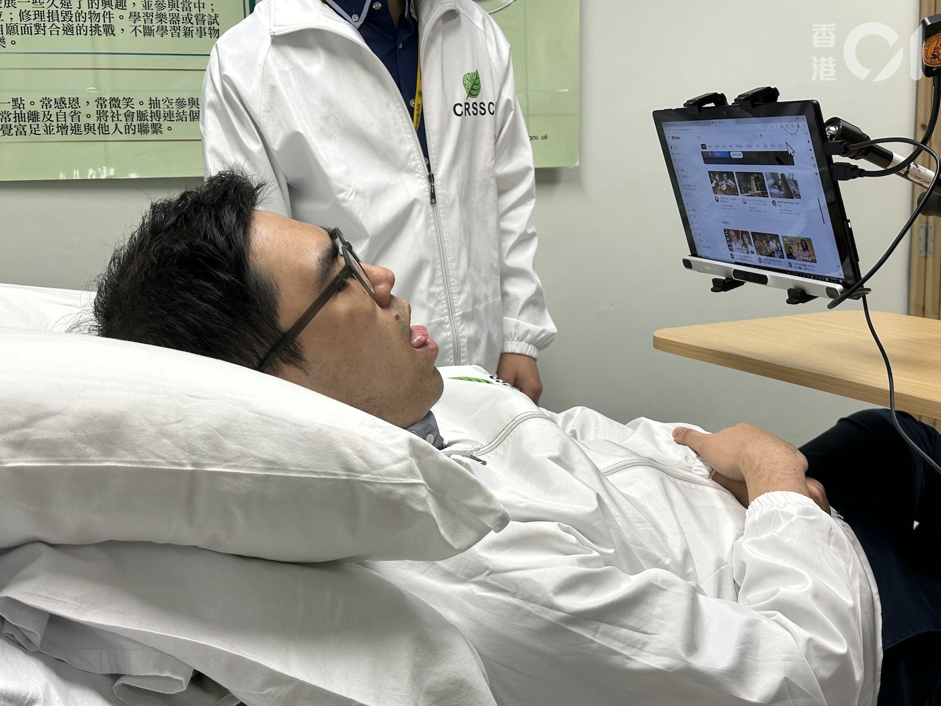至於面部表情識別控制系統,病人可通過面部例如吐舌、眨眼控制病床高低、開關電視,甚至控制電腦操作。(黃煦緻攝) 至於面部表情識別控制系統,病人可通過面部例如吐舌、眨眼控制病床高低、開關電視,甚至控制電腦操作。(黃煦緻攝)