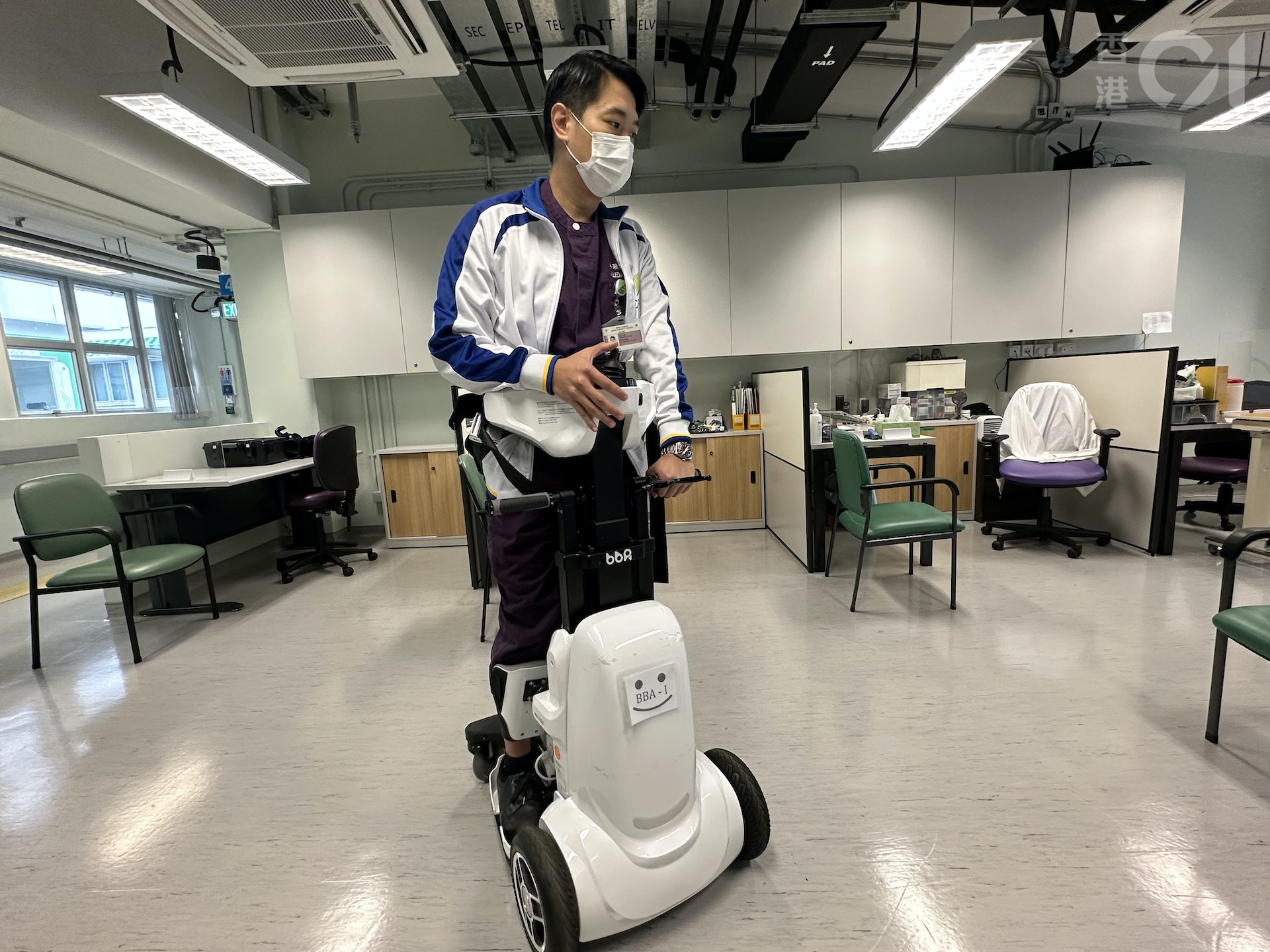 病人可作站立、向前轉移及拿取或放置高處的物件,「唔係限死咗企喺同一位置度」。(黃煦緻攝) 病人可作站立、向前轉移及拿取或放置高處的物件,「唔係限死咗企喺同一位置度」。(黃煦緻攝)