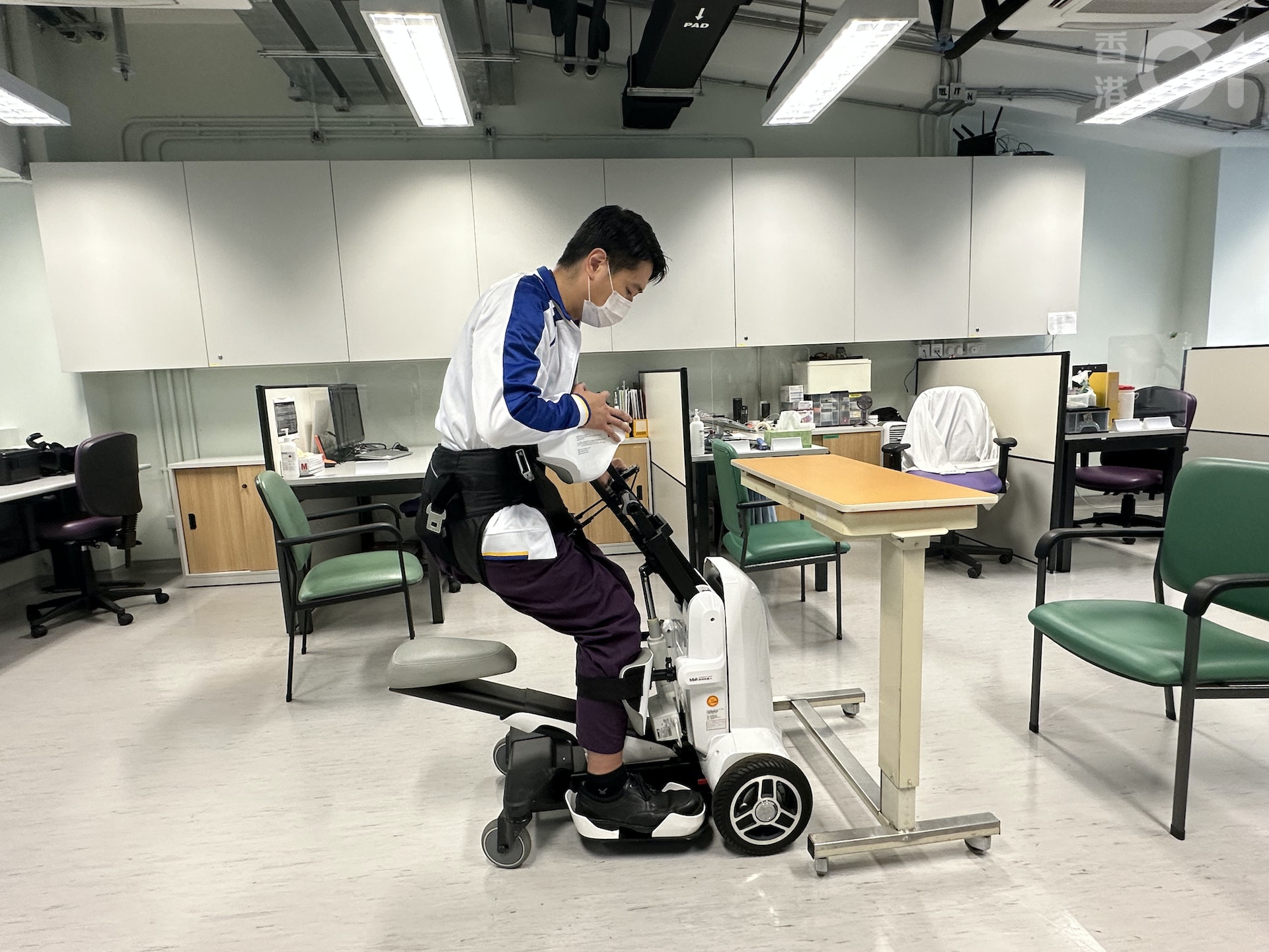 病人可作站立、向前轉移及拿取或放置高處的物件,「唔係限死咗企喺同一位置度」。(黃煦緻攝) 病人可作站立、向前轉移及拿取或放置高處的物件,「唔係限死咗企喺同一位置度」。(黃煦緻攝)