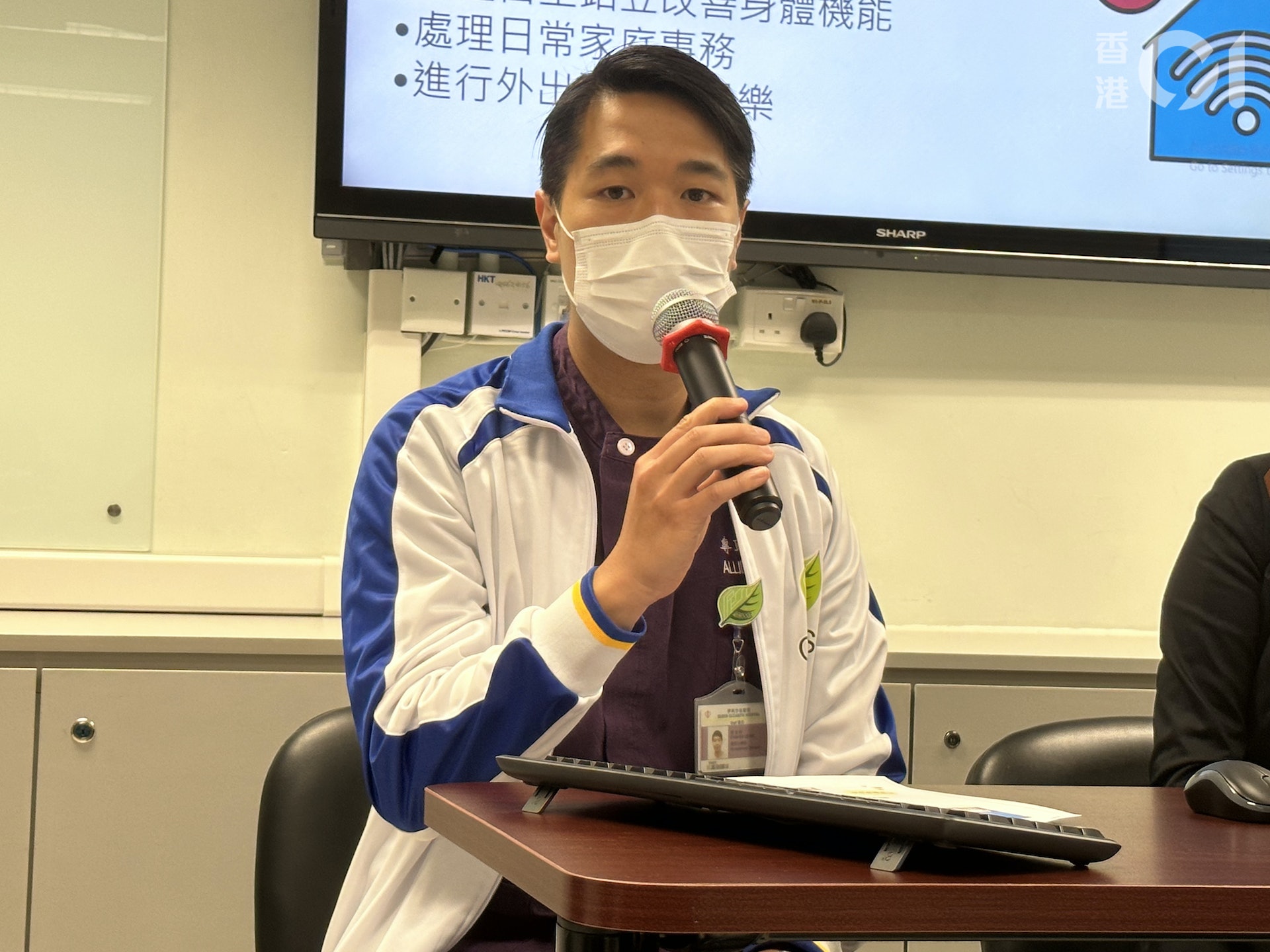 醫管局社區復康中心高級職業治療師陳家樑表示,機械人與坊間的電動輪椅價錢相約,大概為數萬元左右。(黃煦緻攝) 醫管局社區復康中心高級職業治療師陳家樑表示,機械人與坊間的電動輪椅價錢相約,大概為數萬元左右。(黃煦緻攝)