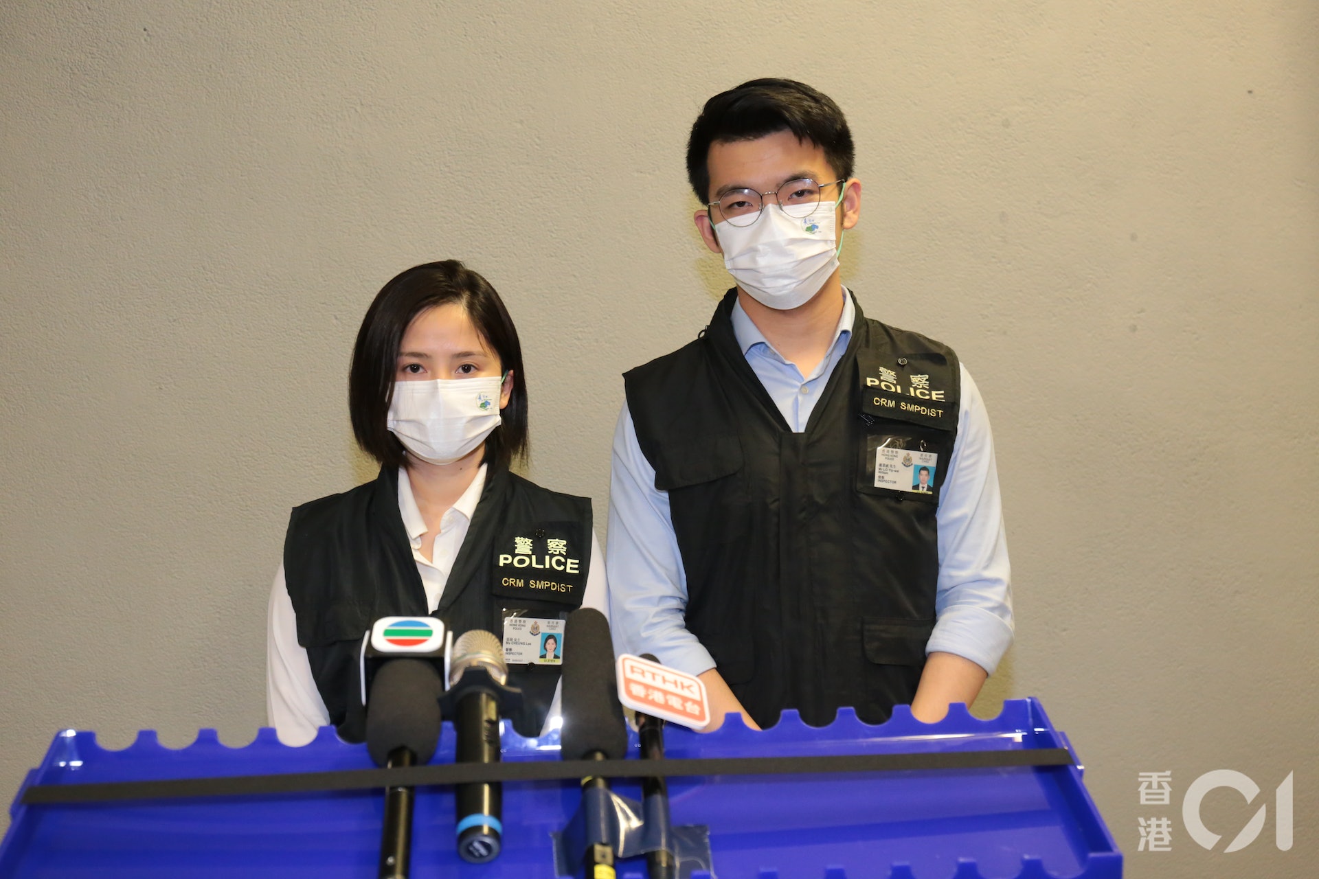 秀茂坪警區反三合會行動組主管盧業威(右)及秀茂坪警區情報組主管張莉(左)交代案情。(梁偉權攝) 秀茂坪警區反三合會行動組主管盧業威(右)及秀茂坪警區情報組主管張莉(左)交代案情。(梁偉權攝)