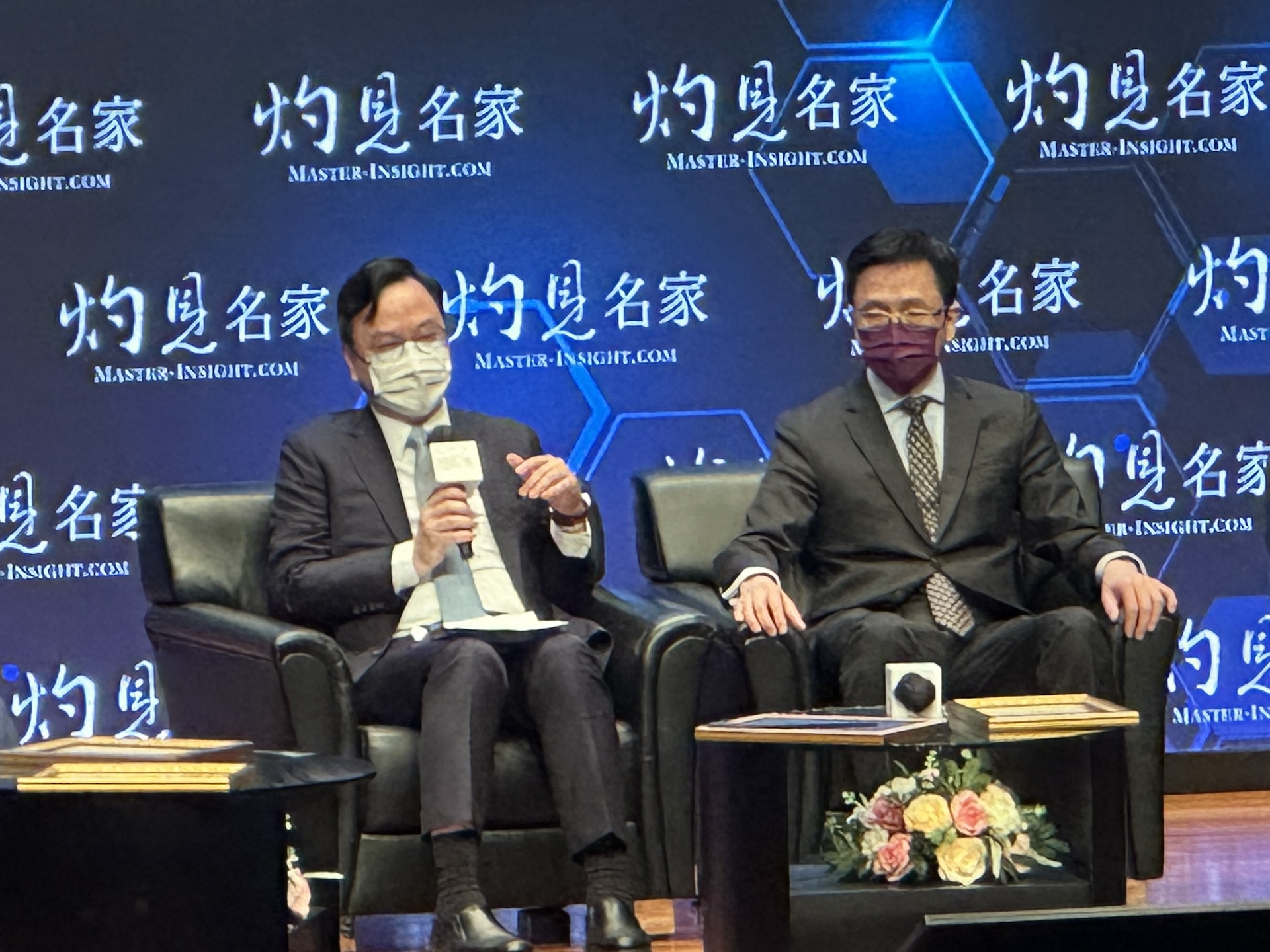 中大醫學院副院長(研究)盧煜明(左)今在論壇中談及香港三大創科限制。右為創科局局長孫東。(倪清江攝) 中大醫學院副院長(研究)盧煜明(左)今在論壇中談及香港三大創科限制。右為創科局局長孫東。(倪清江攝)
