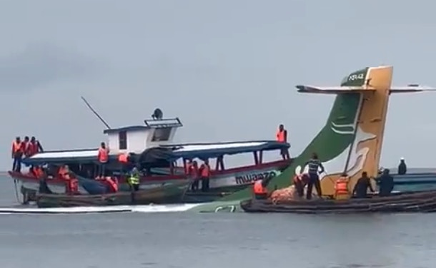 坦桑尼亞客機墜湖　機上載43人　至今救出26人