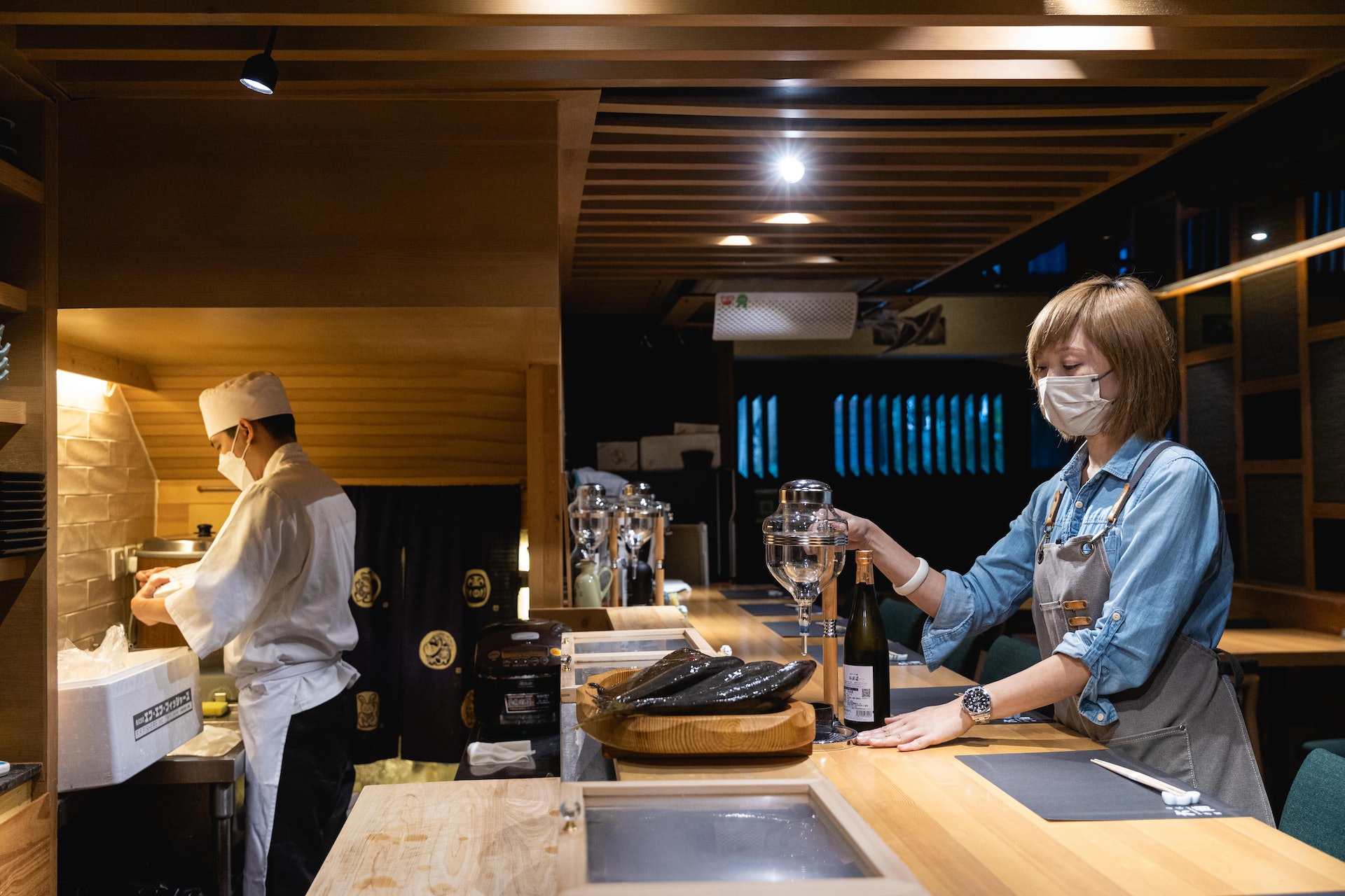 磊店長所在的日本料理餐廳,主打新鮮食材每日空運到港。(資料圖片/夏家朗攝) 磊店長所在的日本料理餐廳,主打新鮮食材每日空運到港。(資料圖片/夏家朗攝)