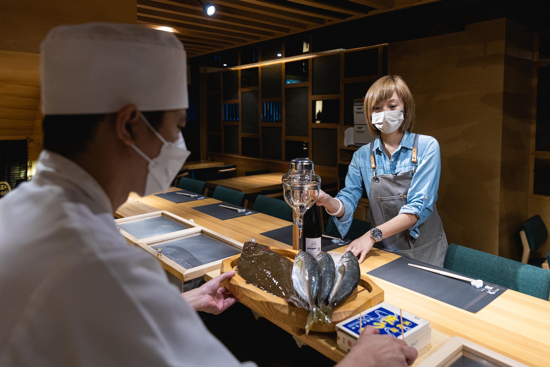 磊店長所在的日本料理餐廳,主打新鮮食材每日空運到港。(資料圖片/夏家朗攝) 磊店長所在的日本料理餐廳,主打新鮮食材每日空運到港。(資料圖片/夏家朗攝)