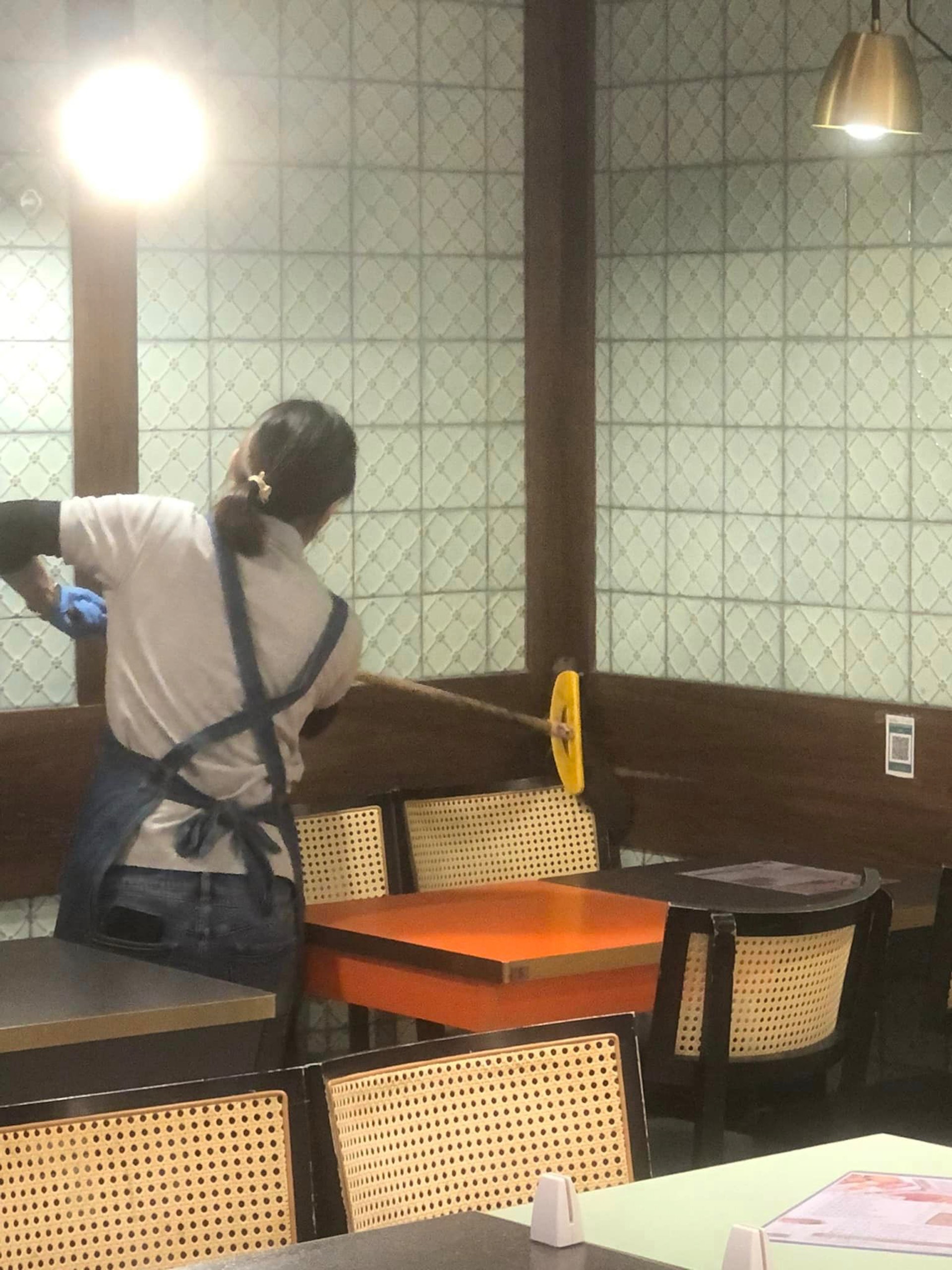 當老鼠逃至牆角往上爬時,樓面姐姐使出1招掃帚棍法,成功按着老鼠令其動彈不得。(fb群組「香港茶餐廳及美食關注組」) 當老鼠逃至牆角往上爬時,樓面姐姐使出1招掃帚棍法,成功按着老鼠令其動彈不得。(fb群組「香港茶餐廳及美食關注組」)