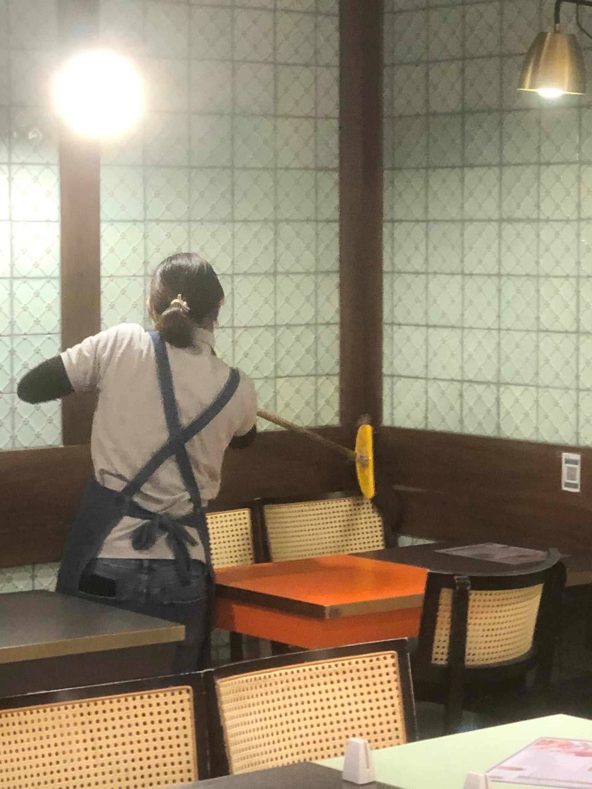 當老鼠逃至牆角往上爬時,樓面姐姐使出1招掃帚棍法,成功按着老鼠令其動彈不得。(fb群組「香港茶餐廳及美食關注組」) 當老鼠逃至牆角往上爬時,樓面姐姐使出1招掃帚棍法,成功按着老鼠令其動彈不得。(fb群組「香港茶餐廳及美食關注組」)