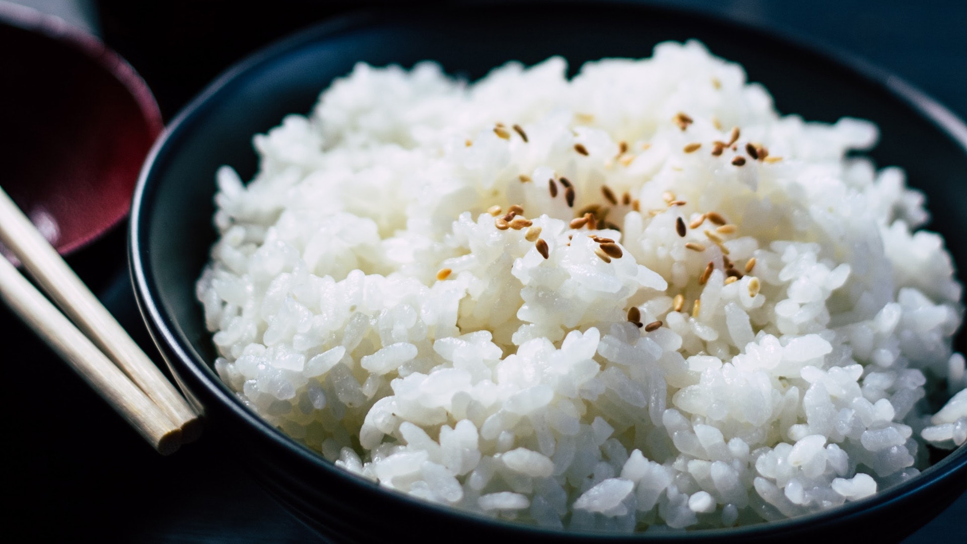 亞洲人多以米飯為主食，但選擇餸菜時亦要留意配搭。（Mgg Vitchakorn／unsplash）