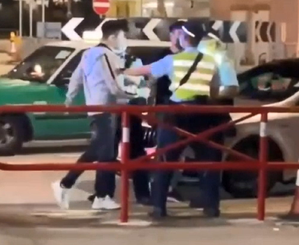 警方上周五在屯門區一帶打擊違例泊車，其間見到涉案司機和友人非法泊車，於是上前截查，其間有警員被吐口水。（網上影片截圖）
