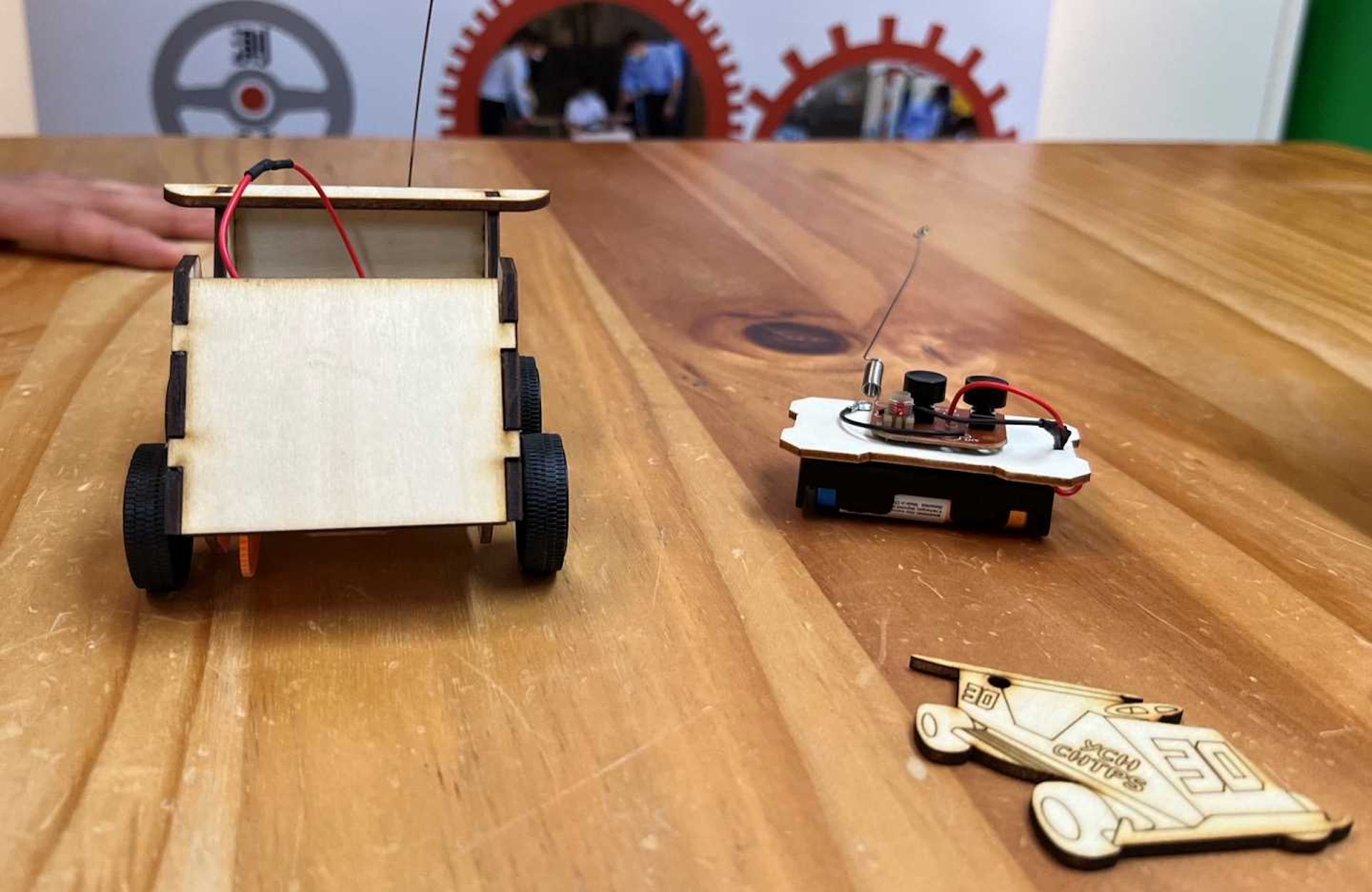 仁濟醫院蔡衍濤小學的參展作品是電動車。(翁曼琛攝) 仁濟醫院蔡衍濤小學的參展作品是電動車。(翁曼琛攝)