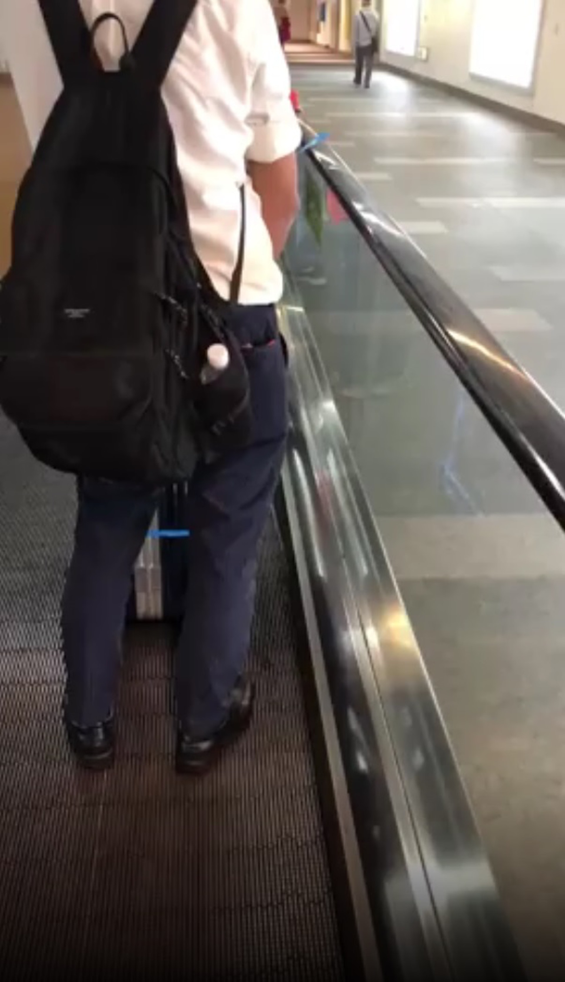 男子捷運扶手電梯當眾小便男生目擊全程超崩潰 還好沒被噴到 男子捷運扶手電梯當眾小便男生目擊全程超崩潰 還好沒被噴到