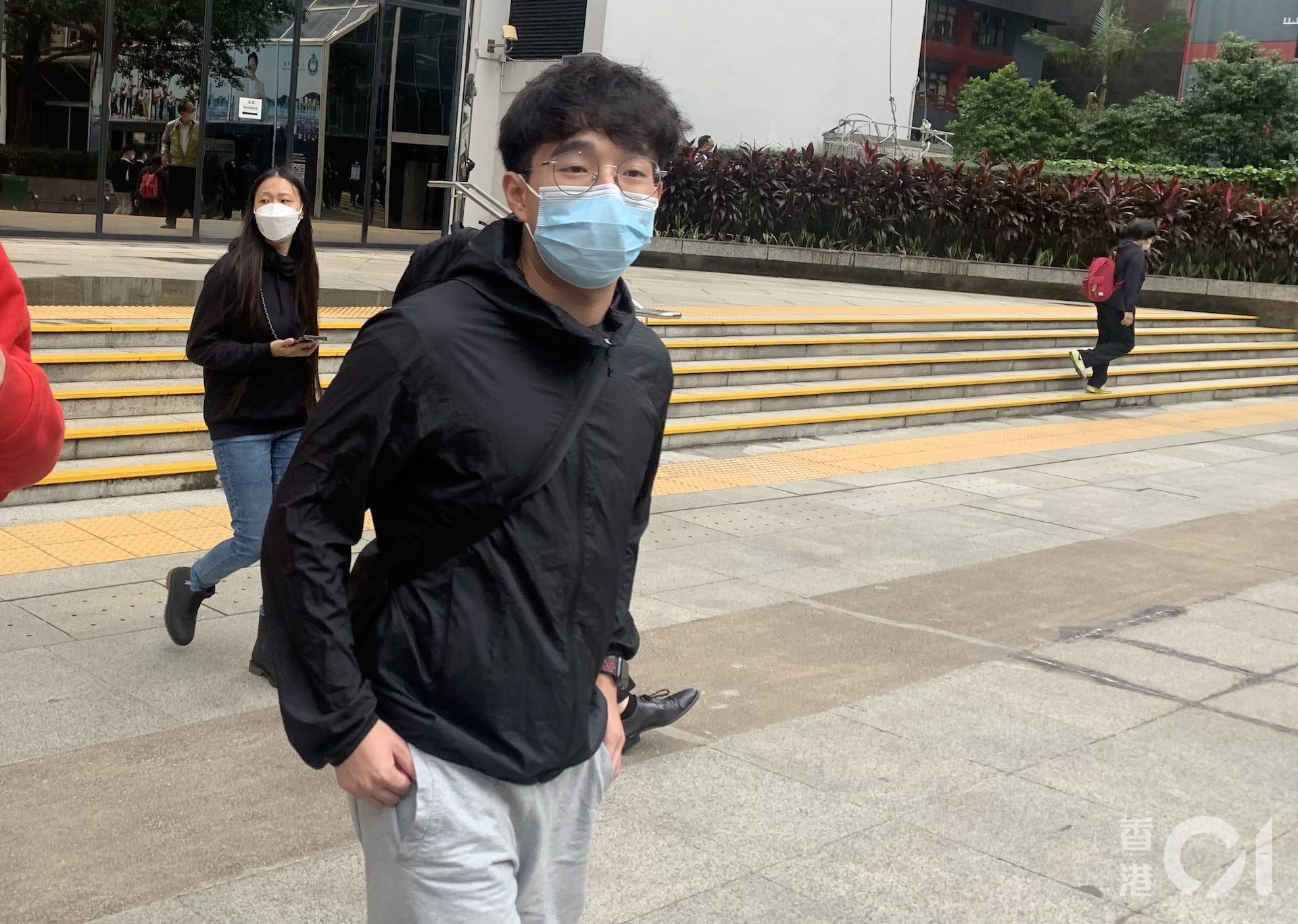第三被告卓嘉豪否認暴動等罪受審。(劉安琪攝) 第三被告卓嘉豪否認暴動等罪受審。(劉安琪攝)