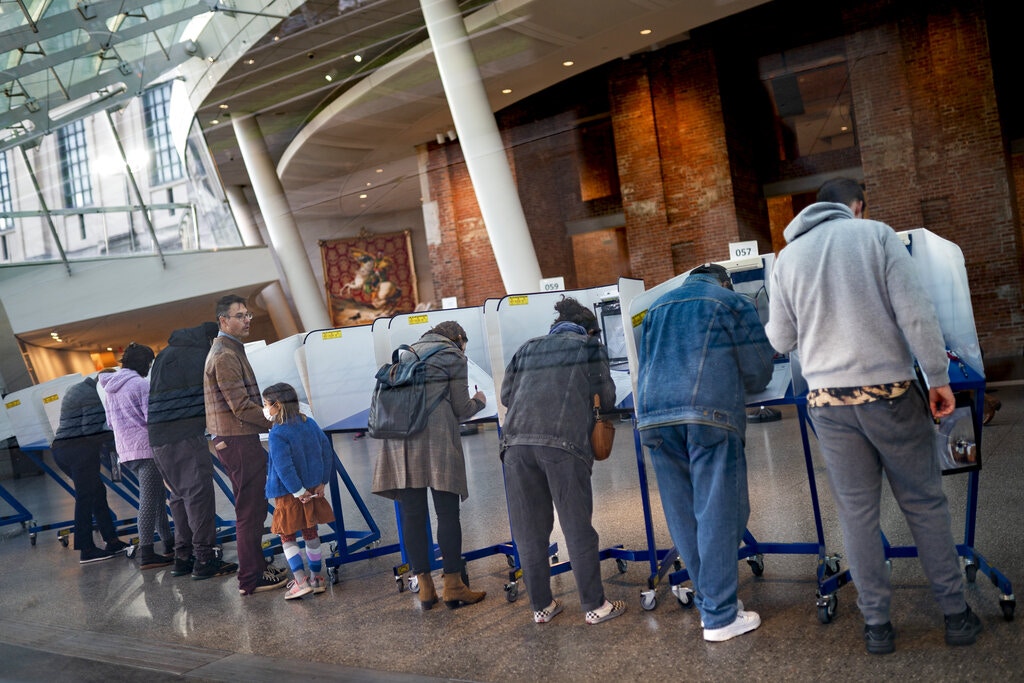 美国中期选举11月8日开锣，各州民众陆续前往票站投票，图为位于纽约的票站（AP）