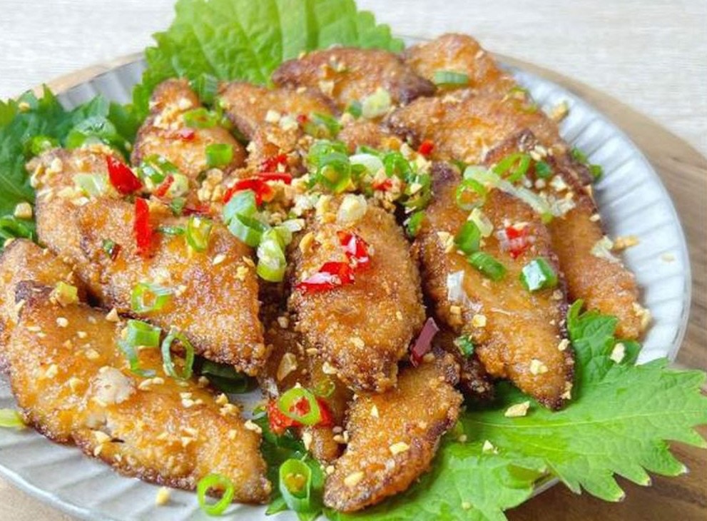 魚食譜｜鹹酥鯛魚片外酥內軟鹹香好下飯　魚塊蘸粉後別即下鍋煎炸