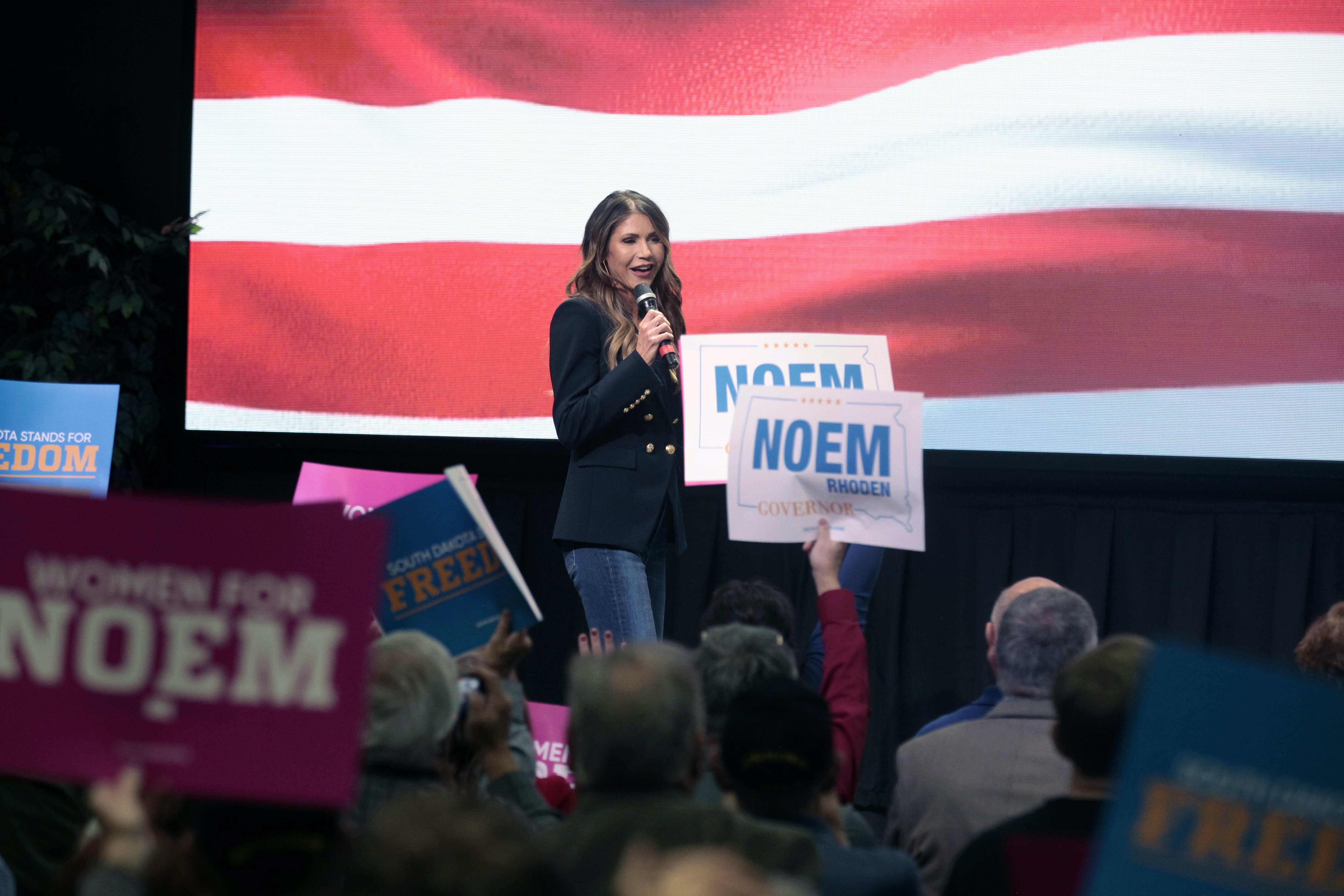 美国中期选举：南达科他州州长诺姆（Kristi Noem）成功连任，外界指她可能角逐2024年的共和党总统候选人提名，意味她届时可能面对前总统特朗普、佛罗里达州州长德桑蒂斯的挑战。（AP）