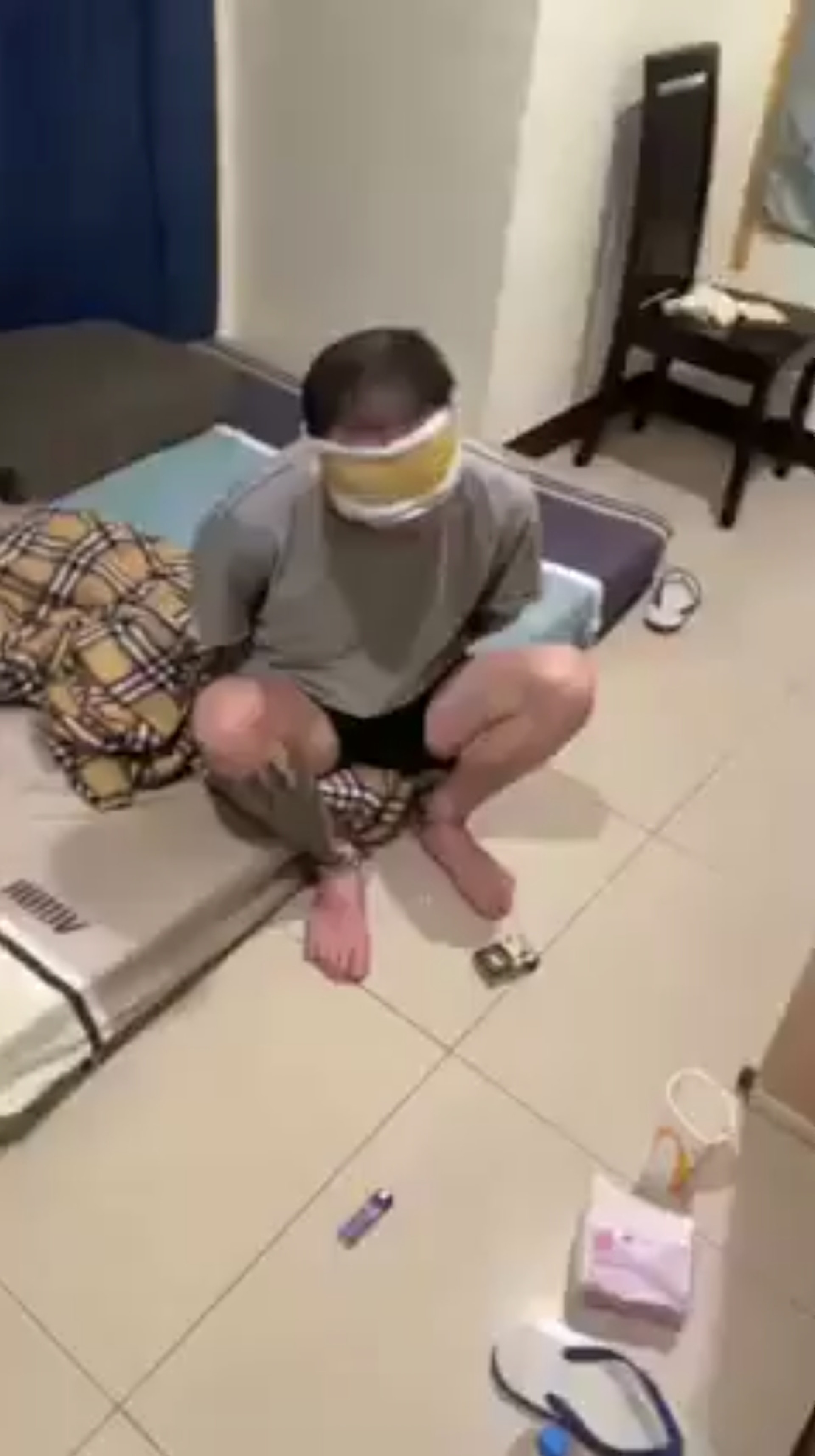 台灣網路上瘋傳一段疑似受害者遭囚的影片。(爆料公社Facebook) 台灣網路上瘋傳一段疑似受害者遭囚的影片。(爆料公社Facebook)