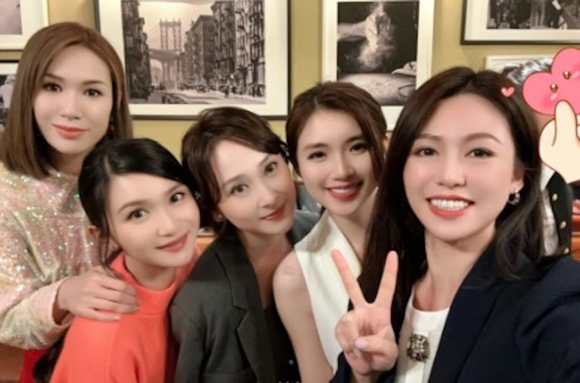 「慧妍雅集」港姐聚會,莊思明、關楓馨等人都有亮相。(陳銘鳳小紅書圖片) 「慧妍雅集」港姐聚會,莊思明、關楓馨等人都有亮相。(陳銘鳳小紅書圖片)