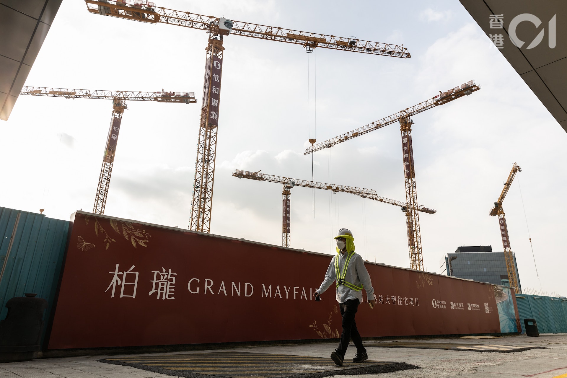 11月10日,有消息指港鐵錦上路站上蓋物業柏瓏I的轉力層主力柱涉工程問題,須進行修正程。(梁鵬威攝) 11月10日,有消息指港鐵錦上路站上蓋物業柏瓏I的轉力層主力柱涉工程問題,須進行修正程。(梁鵬威攝)