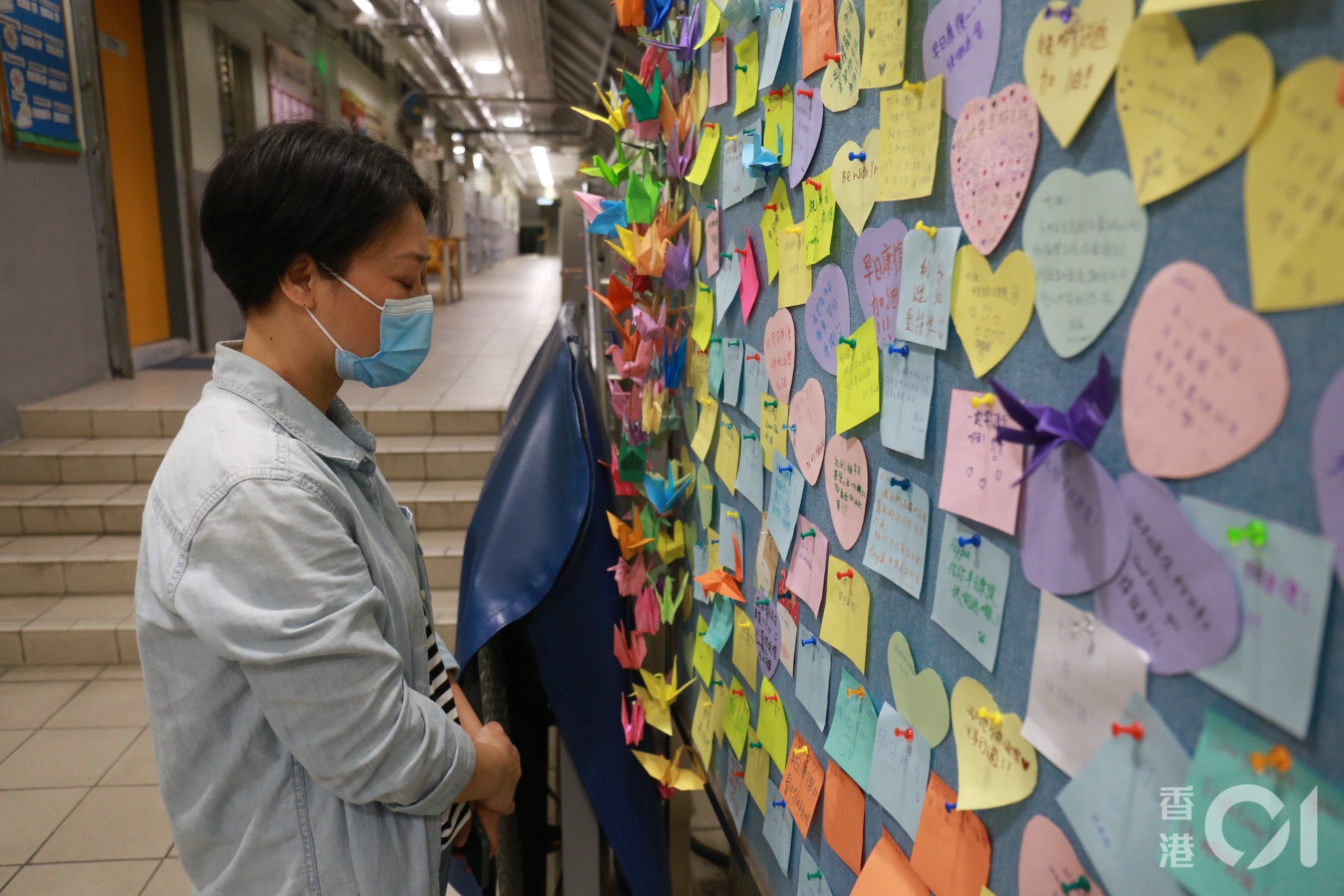 濰仔母親彭太今日入校閱讀「集氣板」一字一句,感受到眾人支持。(林振華攝) 濰仔母親彭太今日入校閱讀「集氣板」一字一句,感受到眾人支持。(林振華攝)