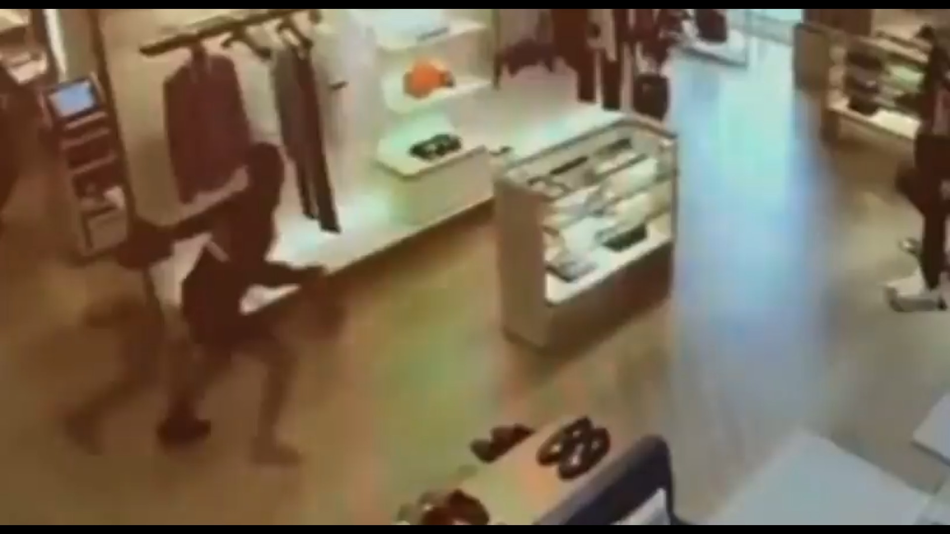 華盛頓一名男子來到精品「路易威登」(LV)的分店行竊,當他拿著贓物想逃跑時卻一頭撞上門口「擦得太乾淨」的玻璃,最後更在昏倒的情況下被直接逮捕。(Twitter@7Sohood) 華盛頓一名男子來到精品「路易威登」(LV)的分店行竊,當他拿著贓物想逃跑時卻一頭撞上門口「擦得太乾淨」的玻璃,最後更在昏倒的情況下被直接逮捕。(Twitter@7Sohood)