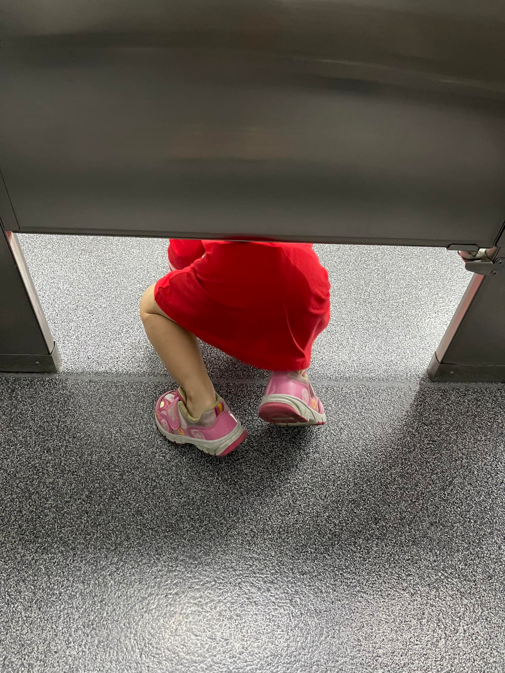 有台媽與女兒在Costco內使用同一廁格,惟女兒如廁後直接從廁所下方的門縫鑽出去,讓台媽大嚇一跳。(fb圖片) 有台媽與女兒在Costco內使用同一廁格,惟女兒如廁後直接從廁所下方的門縫鑽出去,讓台媽大嚇一跳。(fb圖片)