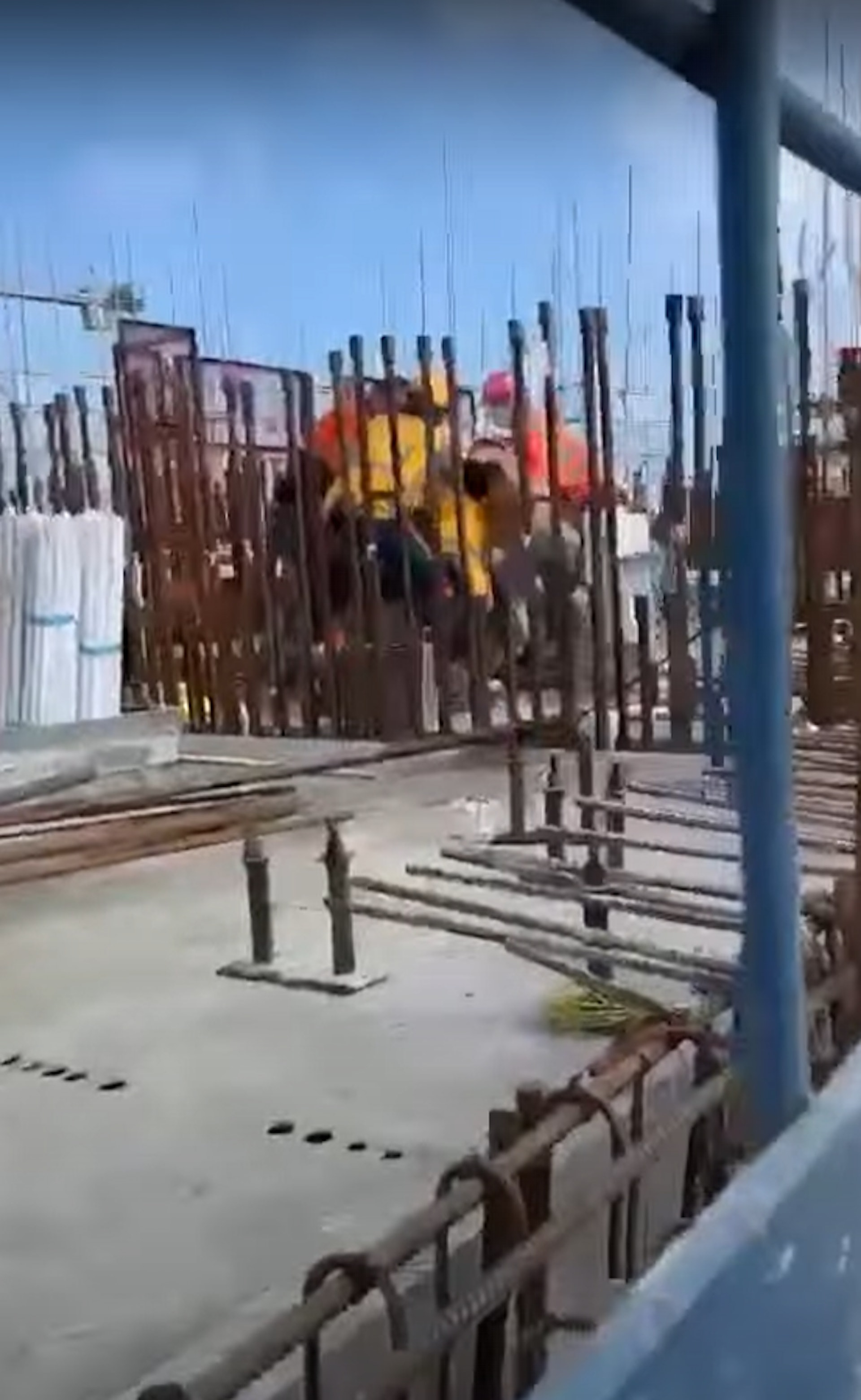 網傳香港某地盤有建築工人打鬥,有人箍頸起飛腳。(YouTube影片截圖) 網傳香港某地盤有建築工人打鬥,有人箍頸起飛腳。(YouTube影片截圖)