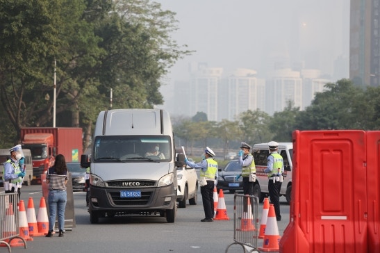 廣州大橋北往南下橋位置，天河方向駛向海珠的車輛被交警勸返。（廣州日報·新花城）