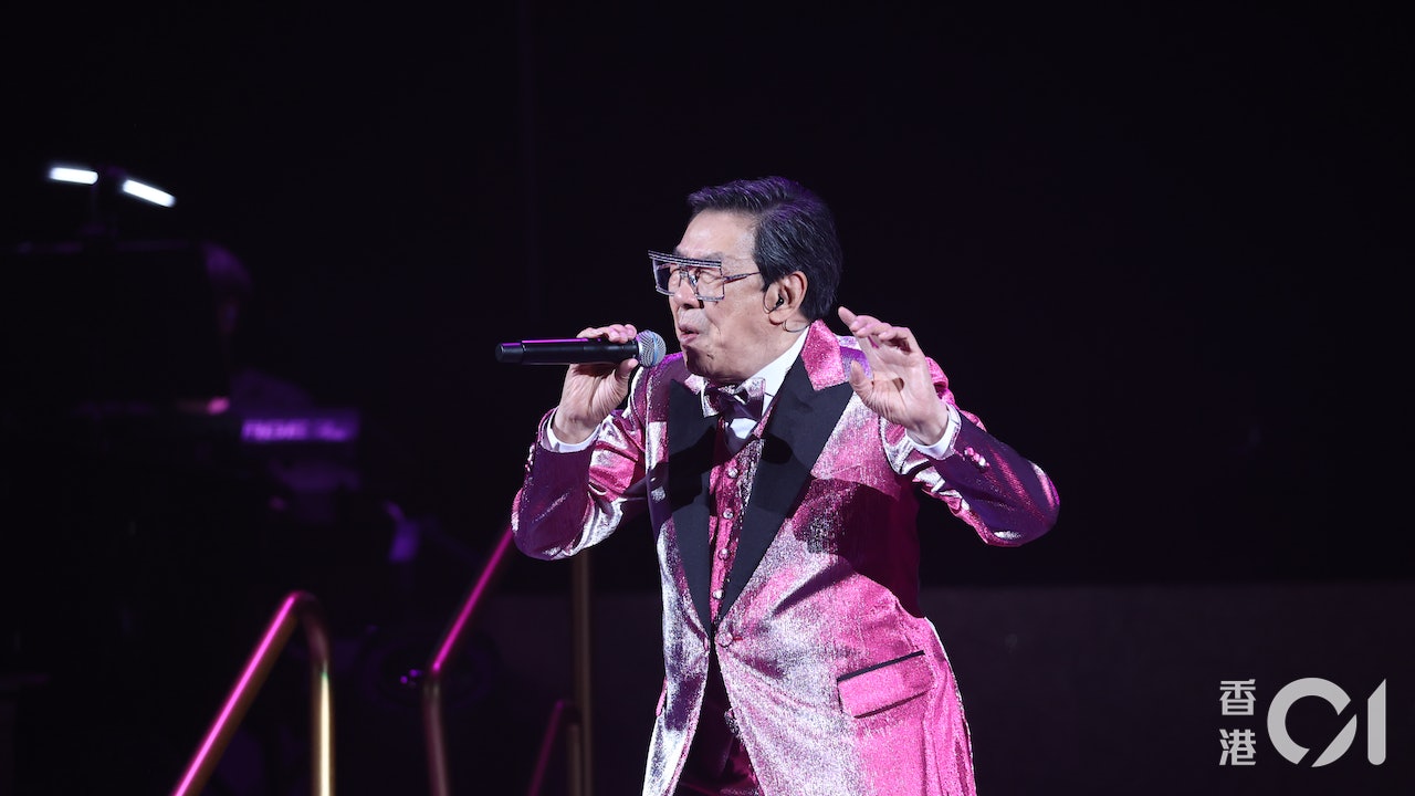胡楓演唱會︱圈中多位紅星送花牌支持 舞台兩側設6圓桌氣氛佳 胡楓演唱會︱圈中多位紅星送花牌支持 舞台兩側設6圓桌氣氛佳