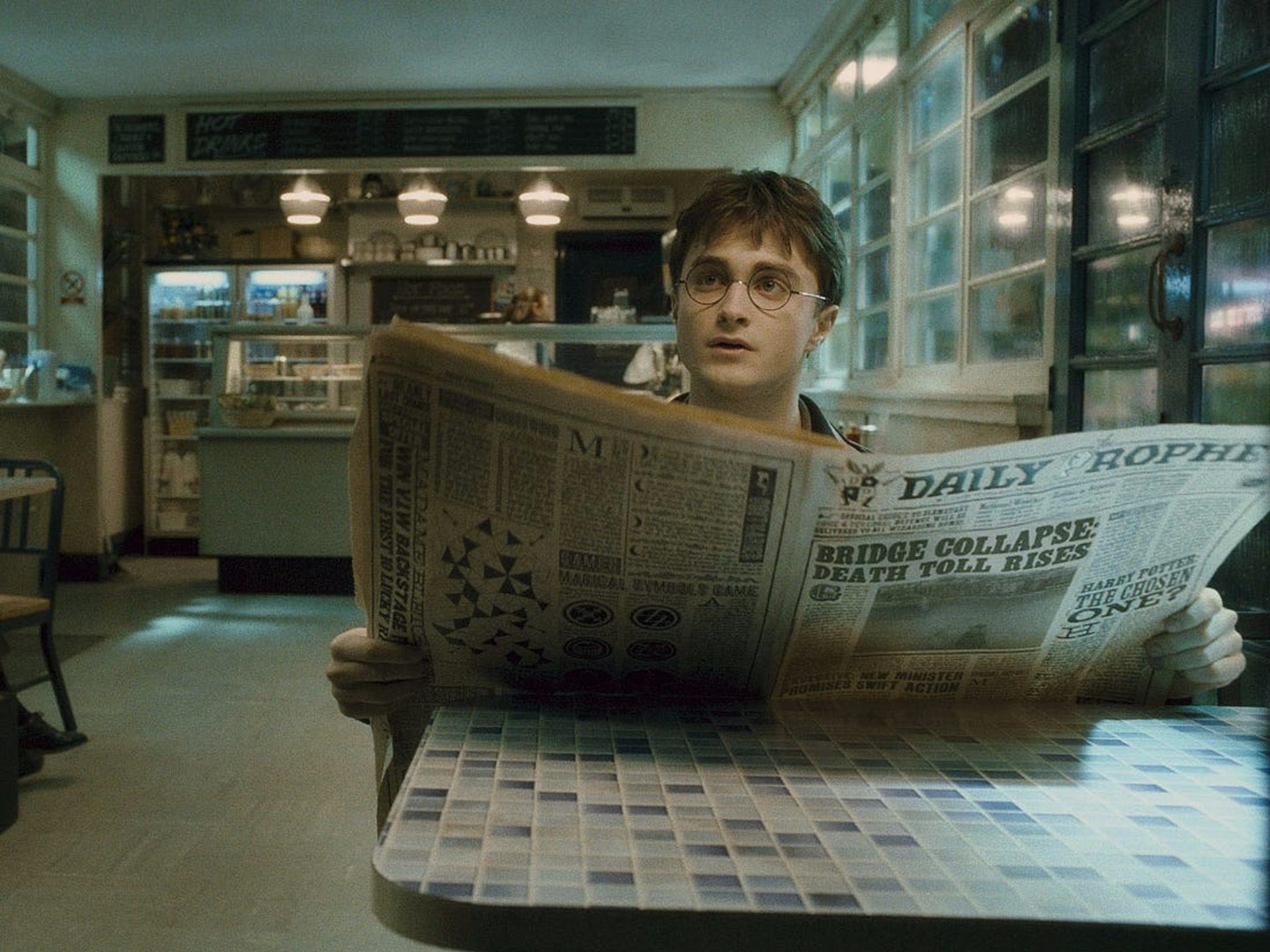 有打工仔發文指公司規定每日都要看完紙本報紙後再剪輯留記錄,不明白現時網上眾多新聞,為什麼仍要強迫人看報紙?(《哈利波特》劇照) 有打工仔發文指公司規定每日都要看完紙本報紙後再剪輯留記錄,不明白現時網上眾多新聞,為什麼仍要強迫人看報紙?(《哈利波特》劇照)