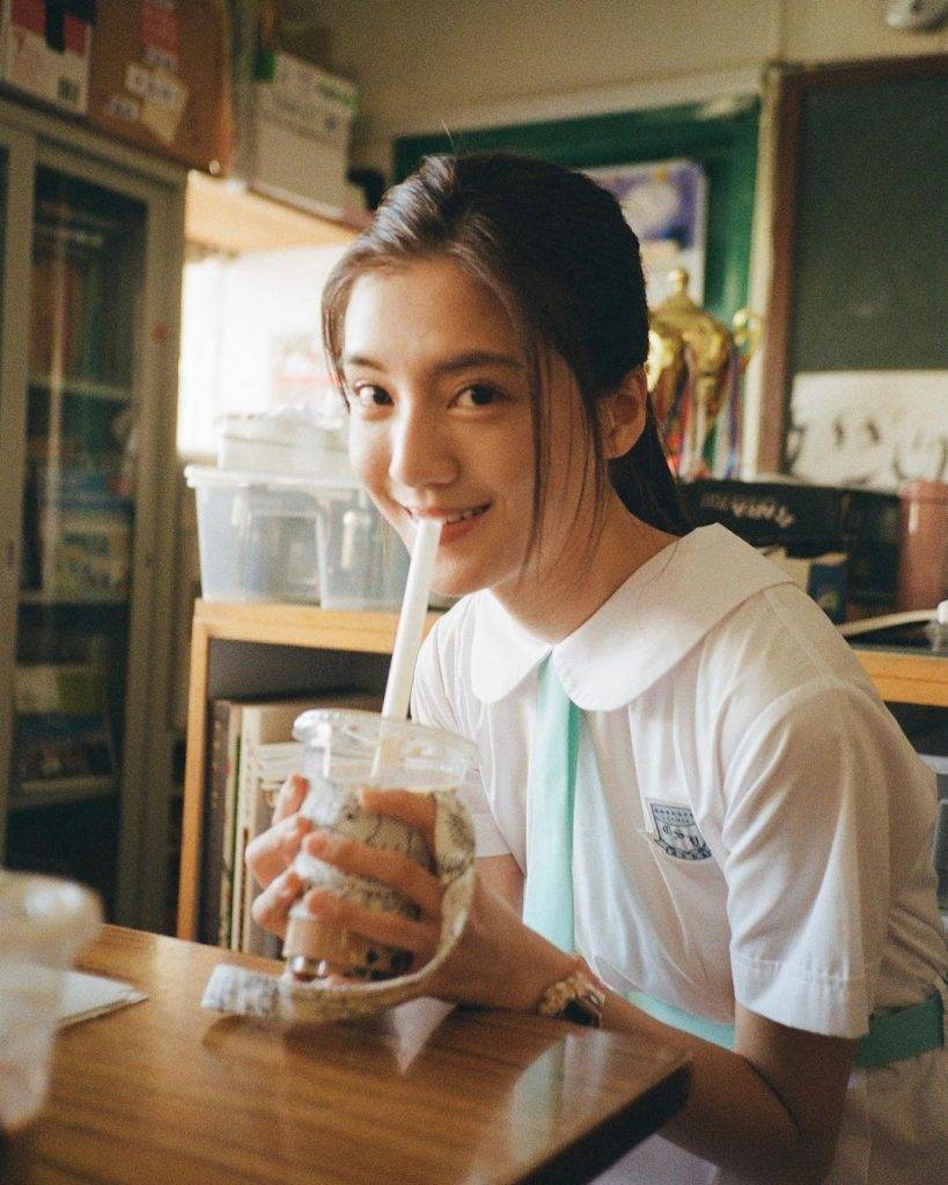 據知,吳千語在片場穿上校服飾演馬小玲。(《一路瞳行》宣傳照) 據知,吳千語在片場穿上校服飾演馬小玲。(《一路瞳行》宣傳照)