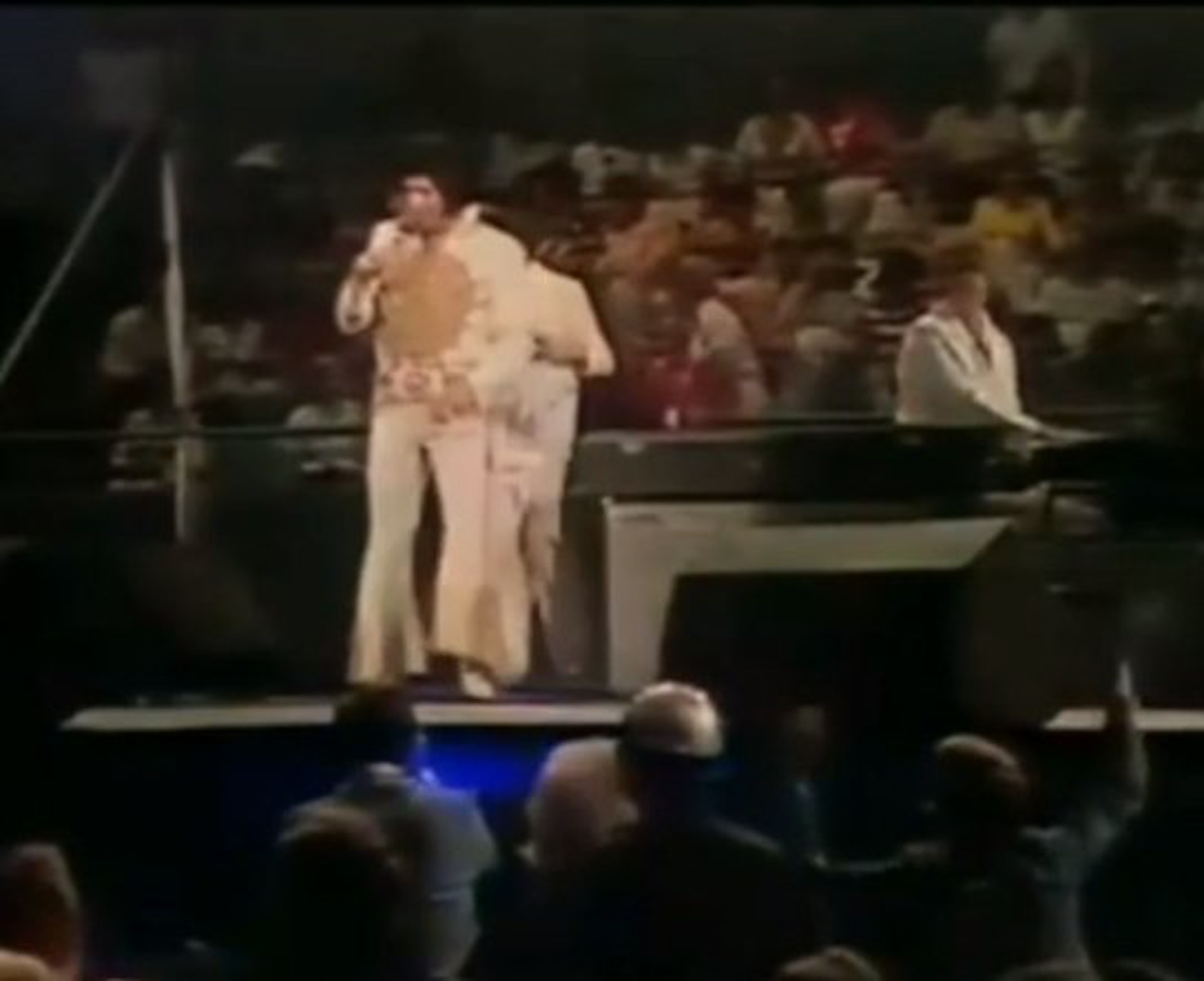 網上瘋傳一段1977年6月貓王最後一次公開演唱會的影片。(網上圖片) 網上瘋傳一段1977年6月貓王最後一次公開演唱會的影片。(網上圖片)