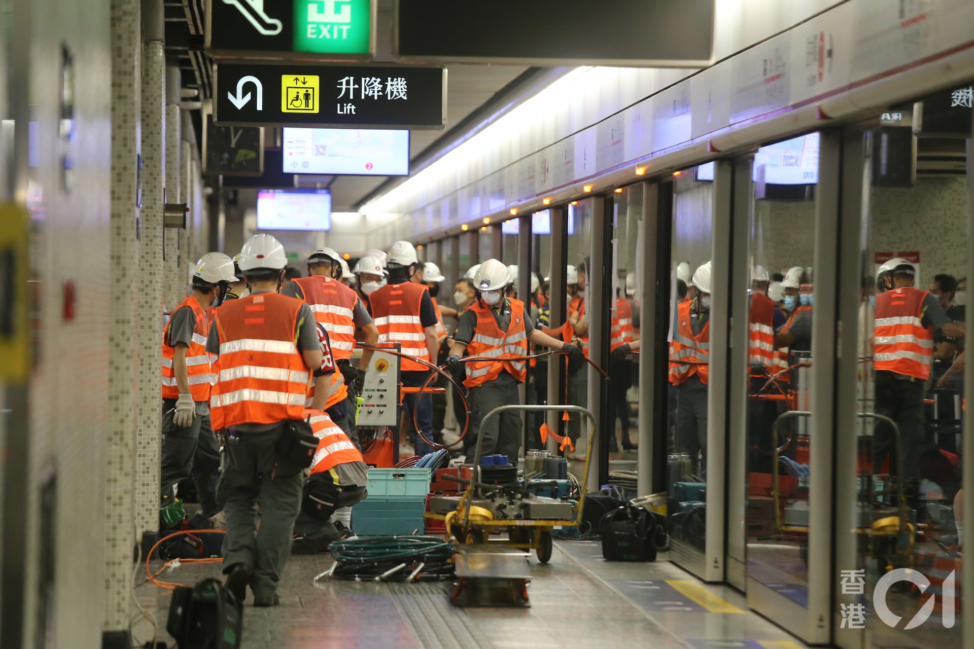 大批港鐵人員到場維修。（鄭嘉惠攝）