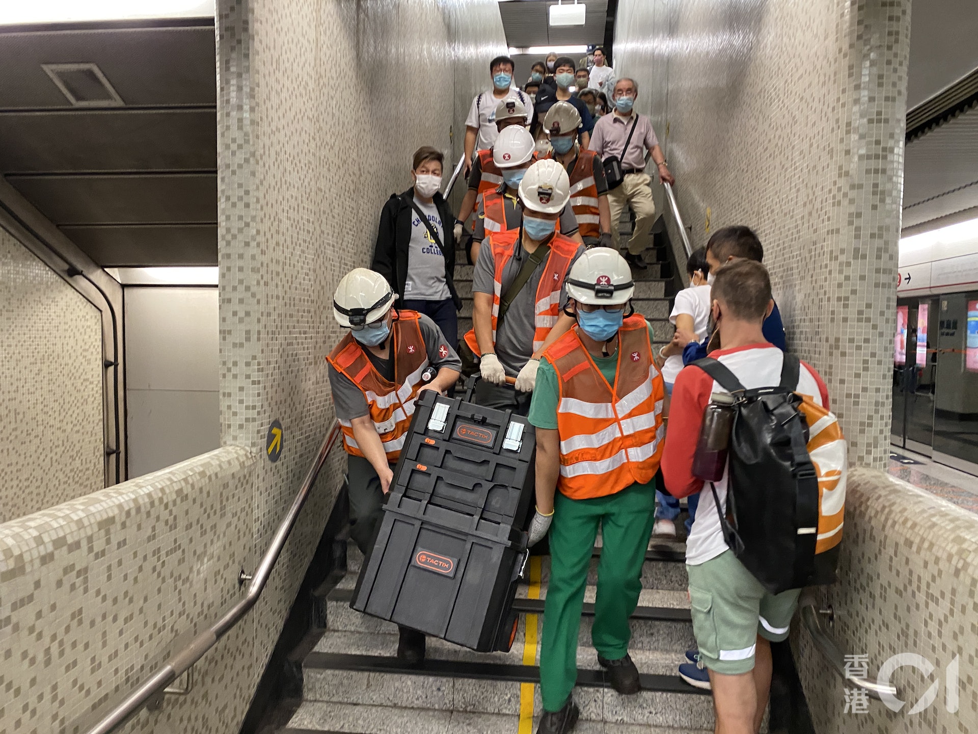 大批港鐵人員帶同工具到場維修。(蔡正邦攝) 大批港鐵人員帶同工具到場維修。(蔡正邦攝)