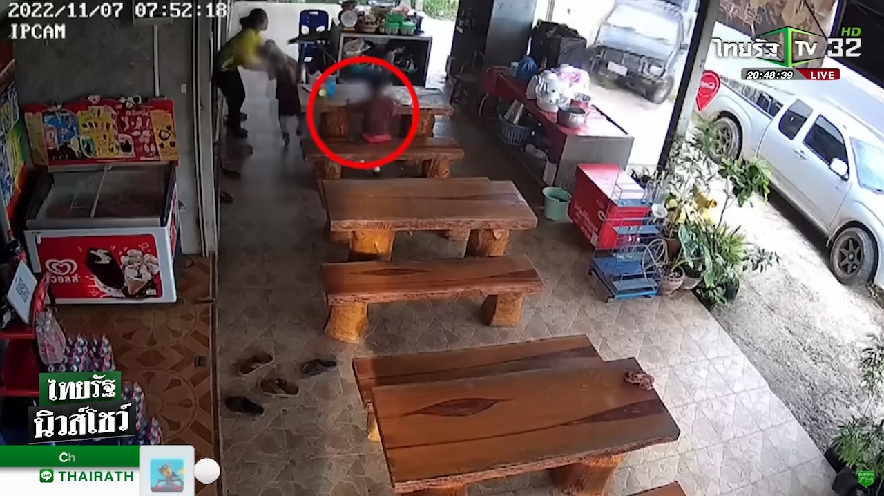 一輛農夫車從路邊衝入騎樓,母親本能反應下極速拉走女兒。(YouTube影片截圖) 一輛農夫車從路邊衝入騎樓,母親本能反應下極速拉走女兒。(YouTube影片截圖)
