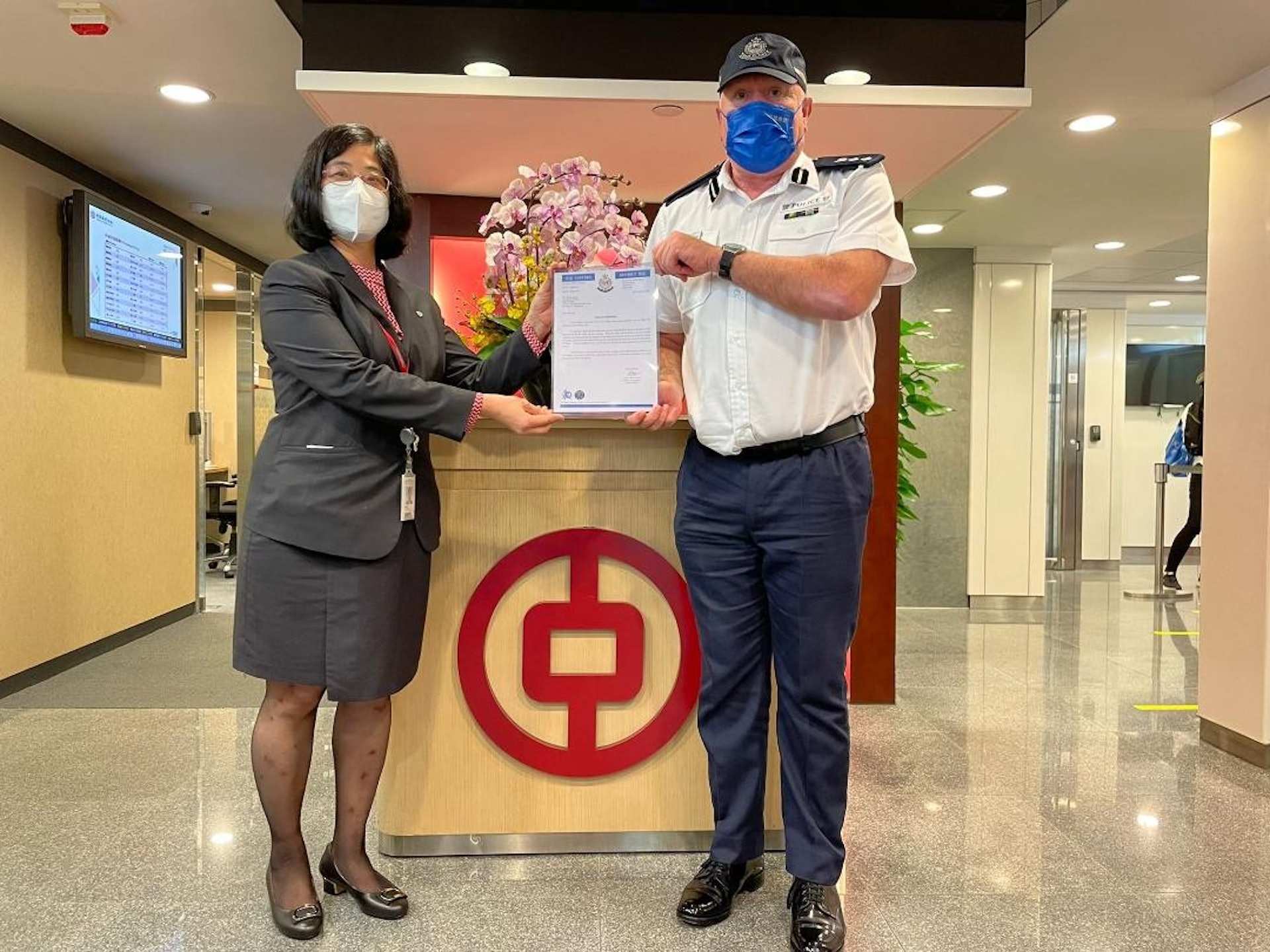 東區警區指揮官韋志達總警司向筲箕灣道中銀香港分行的職員頒發感謝狀作出表揚。(警方提供圖片) 東區警區指揮官韋志達總警司向筲箕灣道中銀香港分行的職員頒發感謝狀作出表揚。(警方提供圖片)