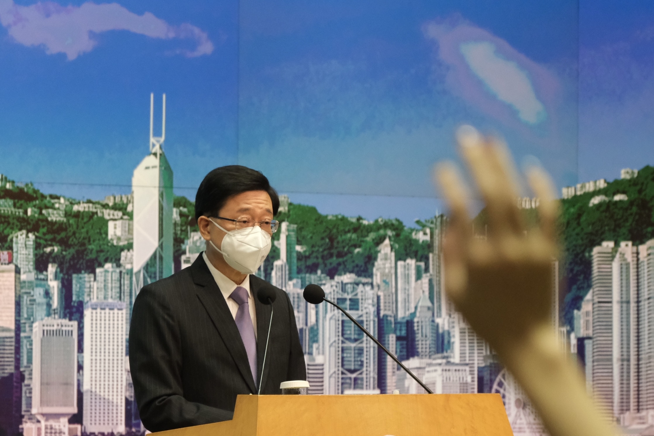 李家超行會前見記者。（盧翊銘攝）