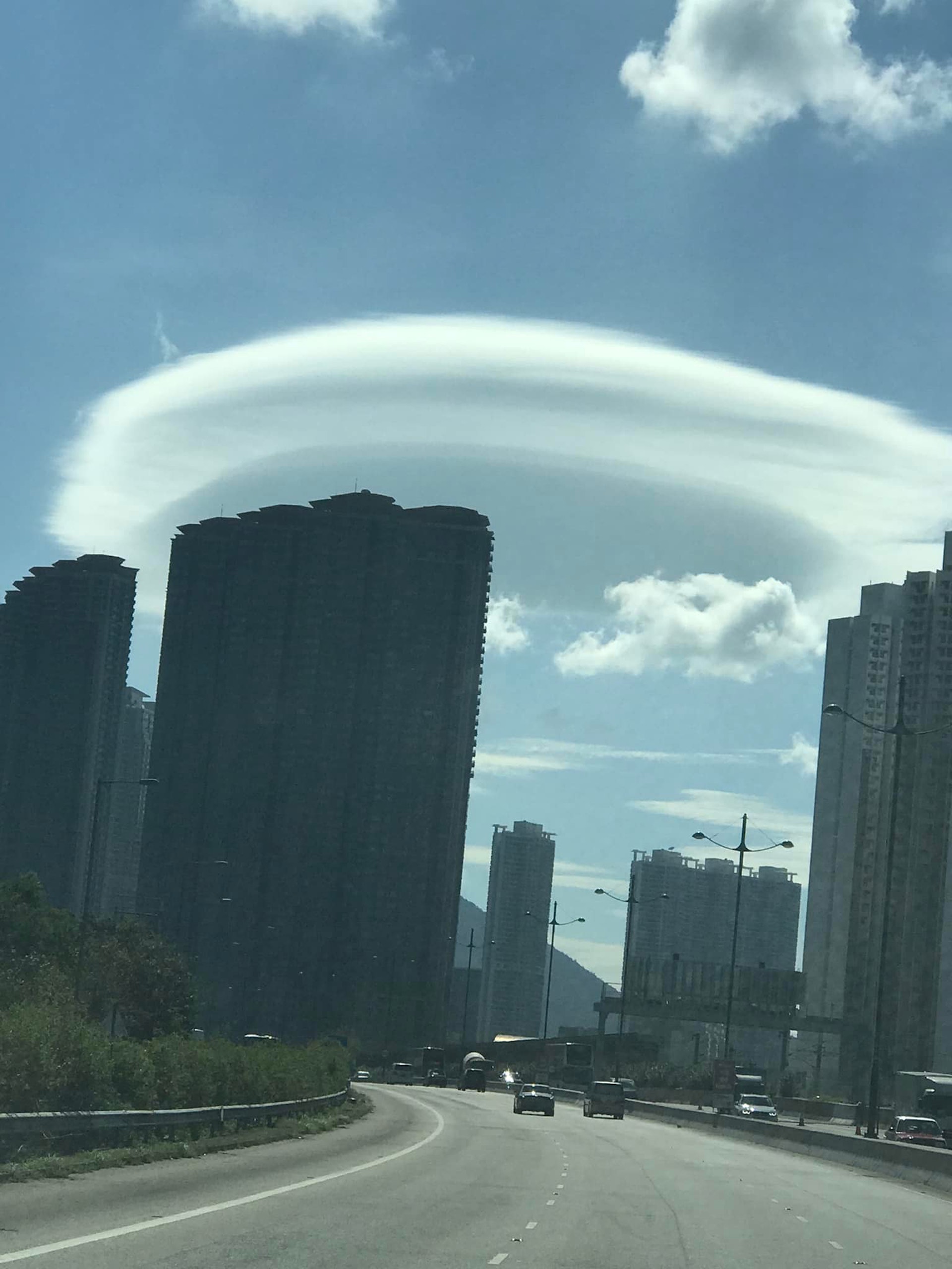 天降異象 東涌上空驚現 Ufo雲 相瘋傳天文台拆解真身係呢樣 天降異象 東涌上空驚現 Ufo雲 相瘋傳天文台拆解真身係呢樣