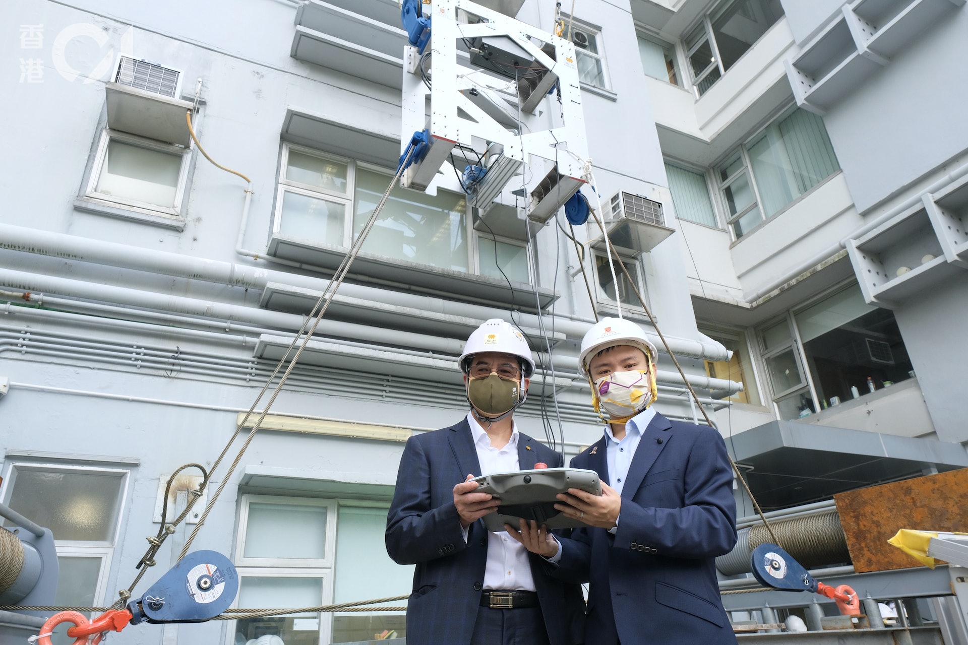 機械人系統安装於中大校園內的一座大樓外牆進行測試。(歐嘉樂攝) 機械人系統安装於中大校園內的一座大樓外牆進行測試。(歐嘉樂攝)