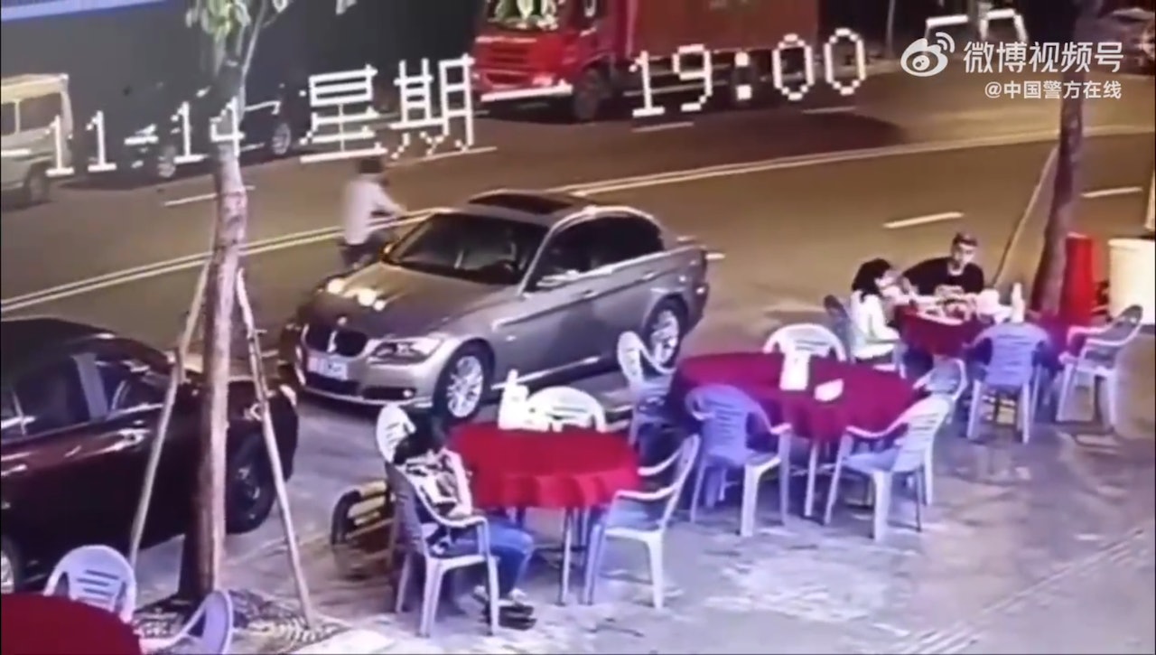 廣東東莞一對男女開寶馬吃霸王餐。(影片截圖) 廣東東莞一對男女開寶馬吃霸王餐。(影片截圖)