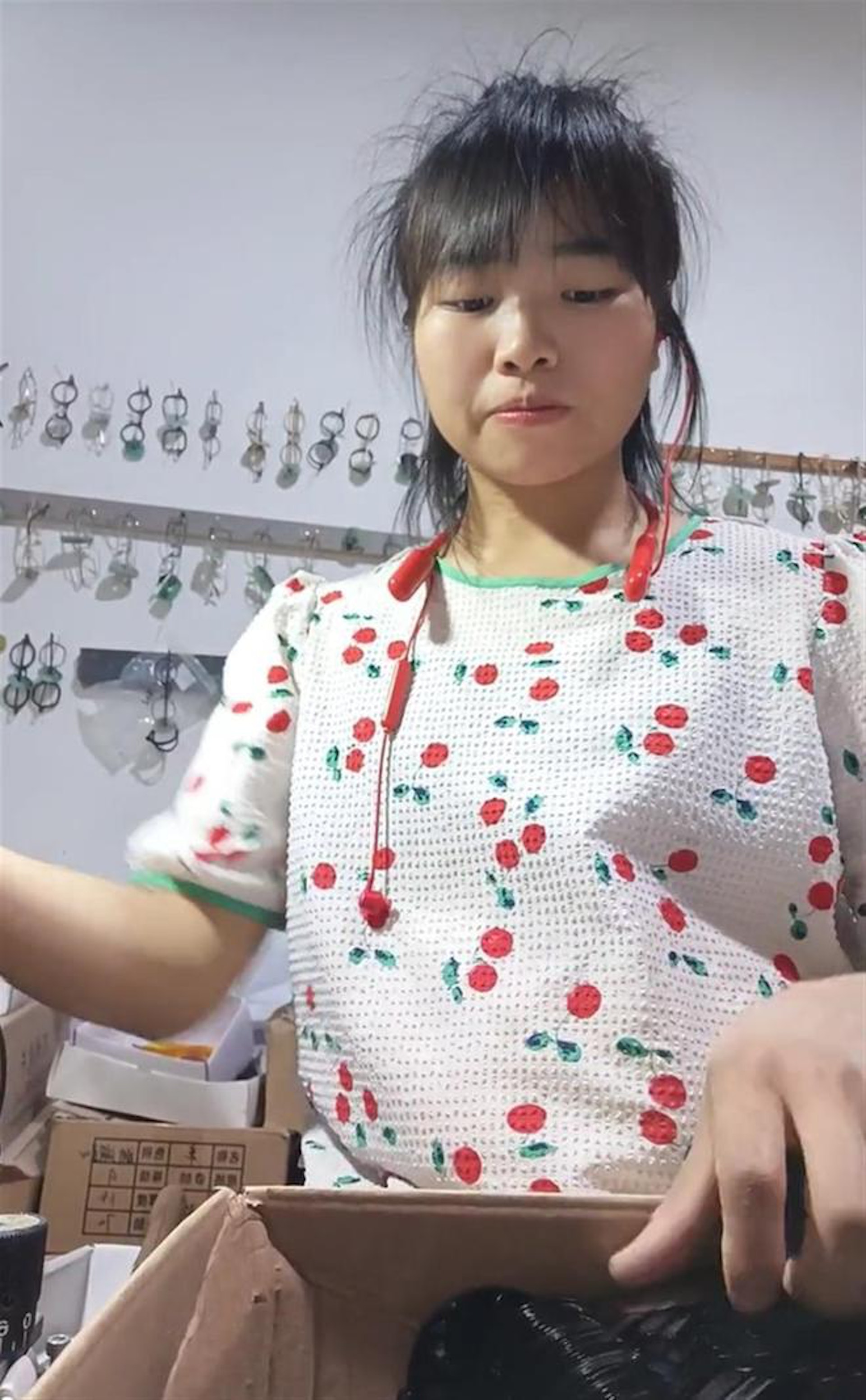 胡女士在十幾歲時就出來打工。(影片截圖) 胡女士在十幾歲時就出來打工。(影片截圖)