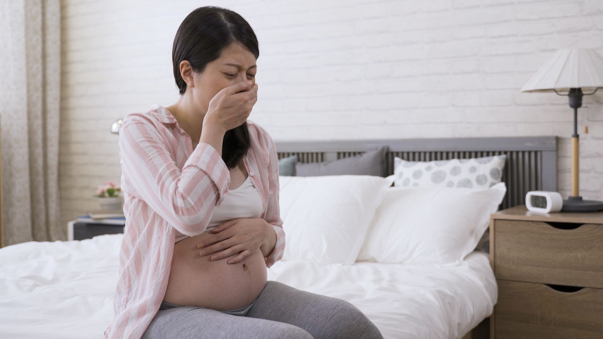 一旦在懷孕期間出現不適或出血，就應密切關注，必要時須進行中西醫結合治療。（圖片：Shutterstock）