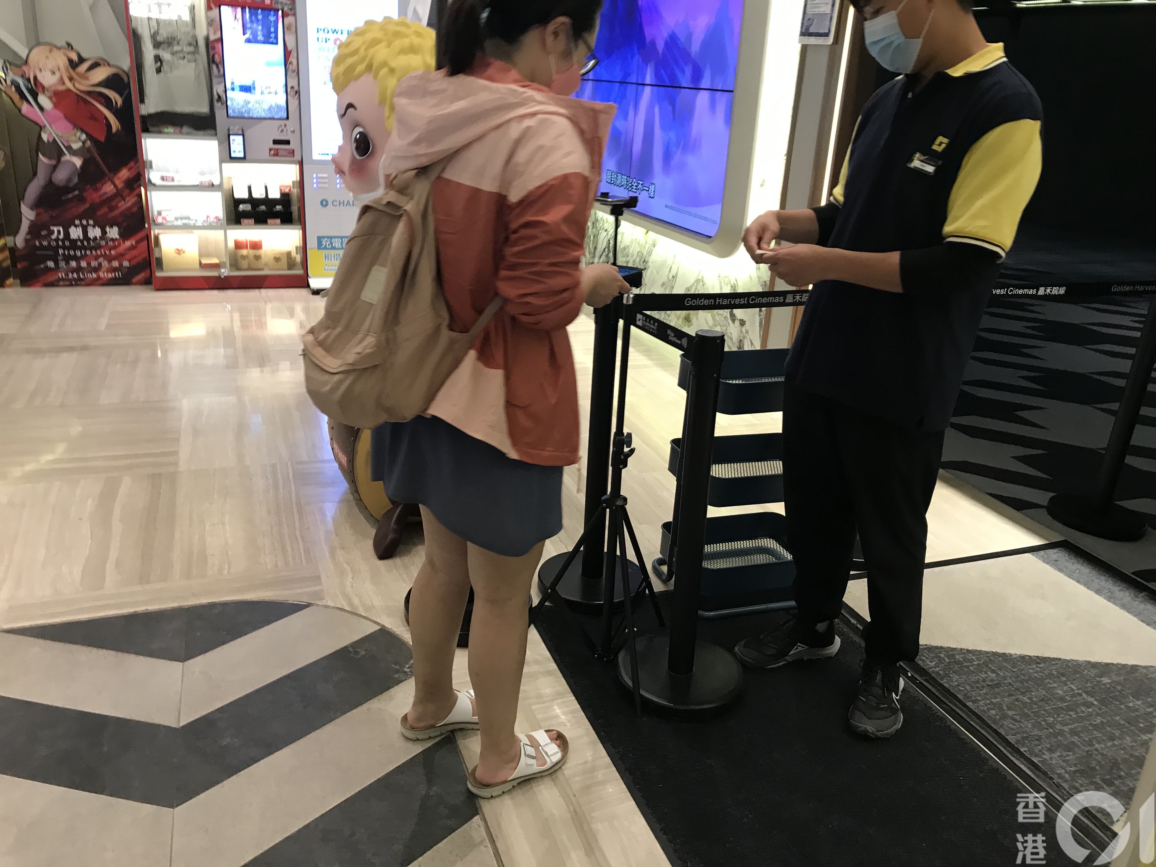 客人入戲院看戲前，仍需要在門口讓職員掃描疫苗通行証（梁晉穎攝）