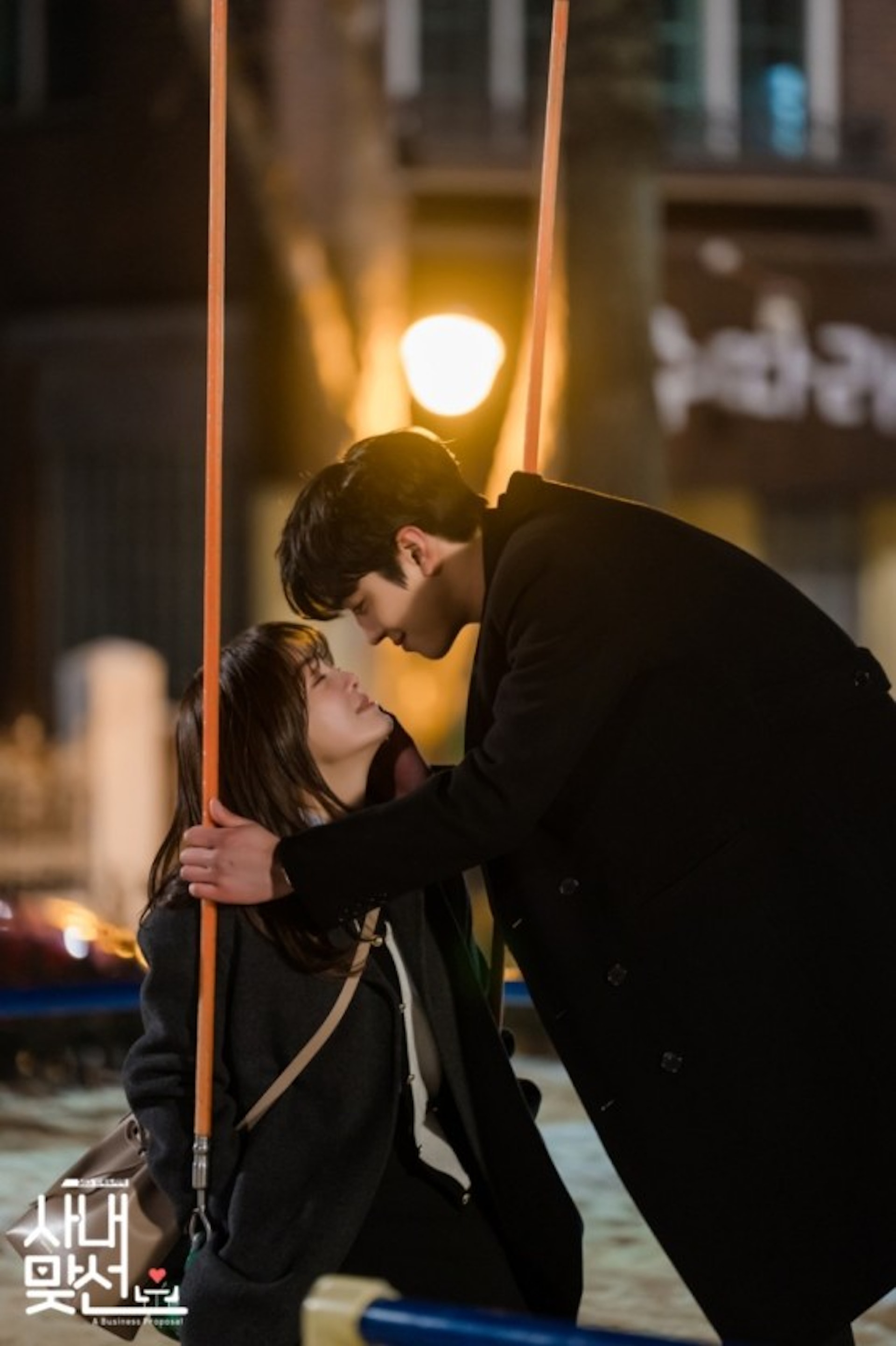 《社內相親》成為了今年黑馬劇之一,劇迷都深深陷入了安孝燮和金世正這對CP中。雖然兩人在劇中經常放閃,肉麻到不得了,但卻使人相當心動。二人劇外感情同樣好,劇終後亦有同框拍廣告,售後工夫100分。(劇照) 《社內相親》成為了今年黑馬劇之一,劇迷都深深陷入了安孝燮和金世正這對CP中。雖然兩人在劇中經常放閃,肉麻到不得了,但卻使人相當心動。二人劇外感情同樣好,劇終後亦有同框拍廣告,售後工夫100分。(劇照)