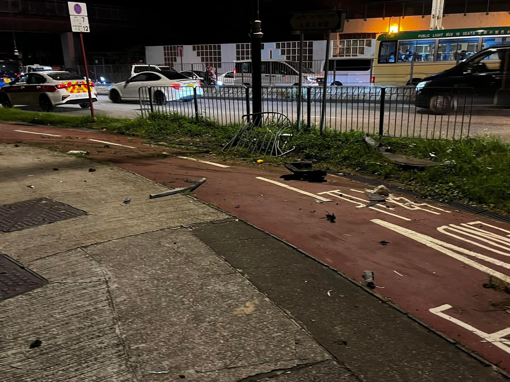 大埔tesla撞飛鐵欄剷單車徑及行人路司機被揭醉駕